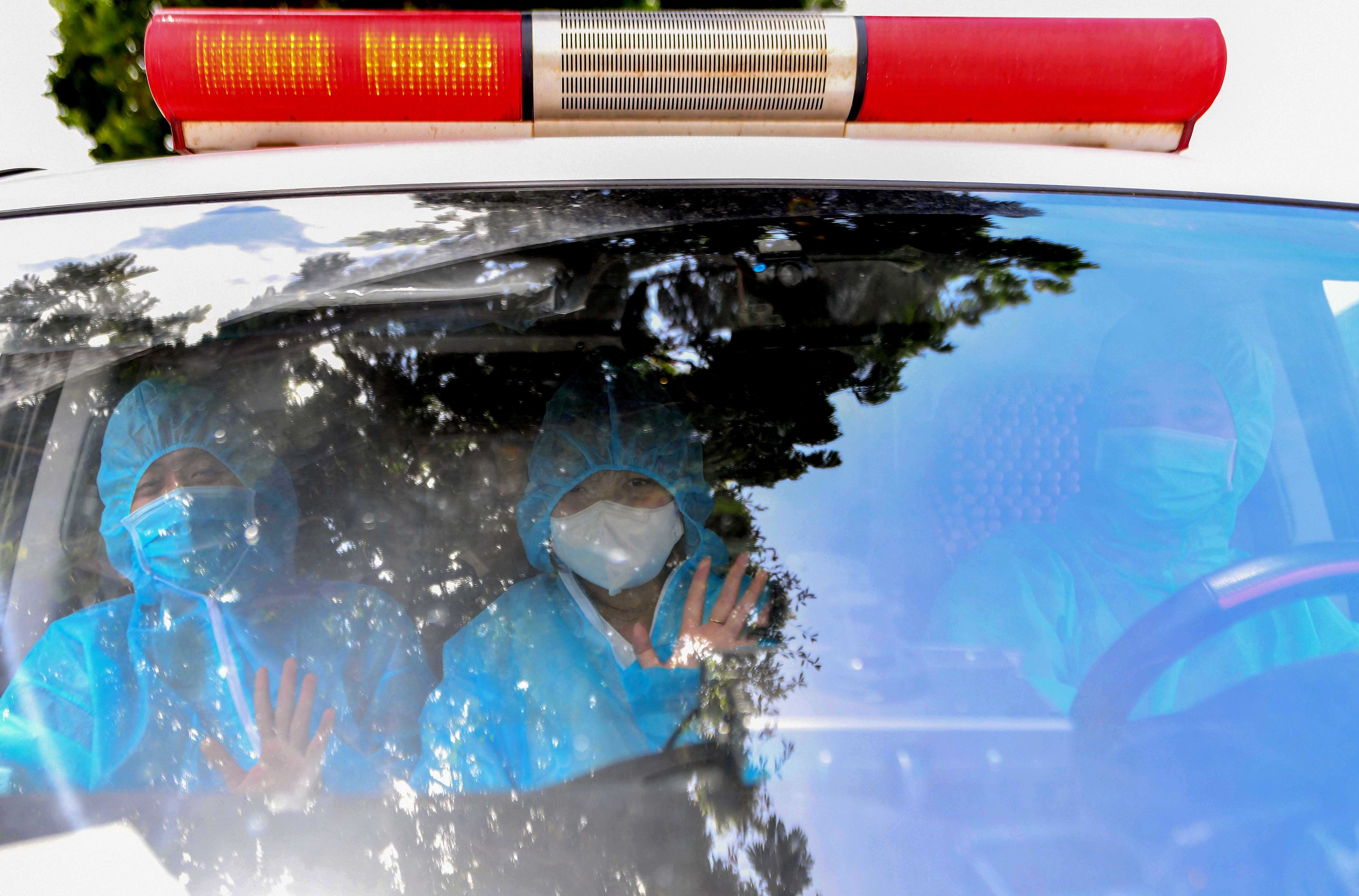 Nu sinh di 130 km den TP.HCM du thi tot nghiep THPT bang xe cuu thuong hinh anh