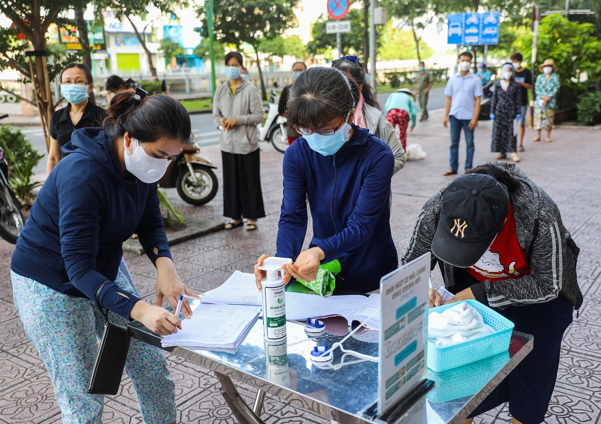 Nguoi dan TP.HCM dung phieu mua hang anh 3