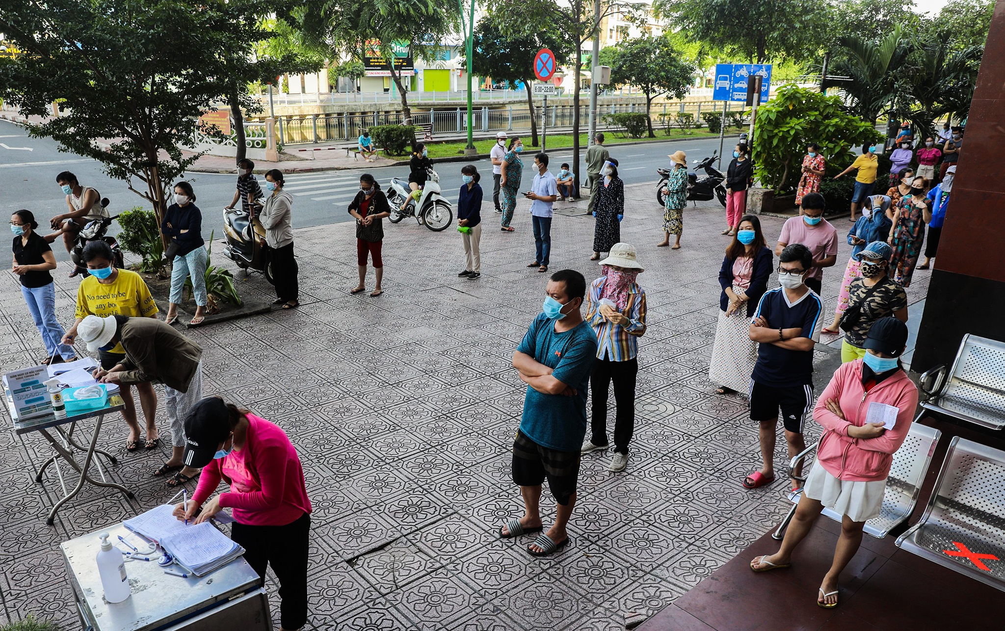 Nguoi dan TP.HCM dung phieu mua hang anh 9