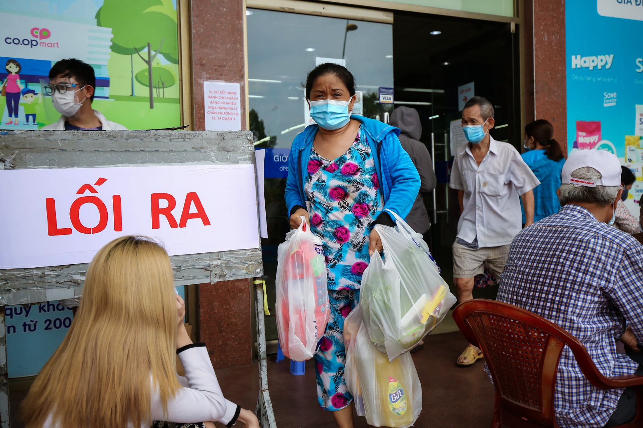 Nguoi dan TP.HCM dung phieu mua hang anh 8