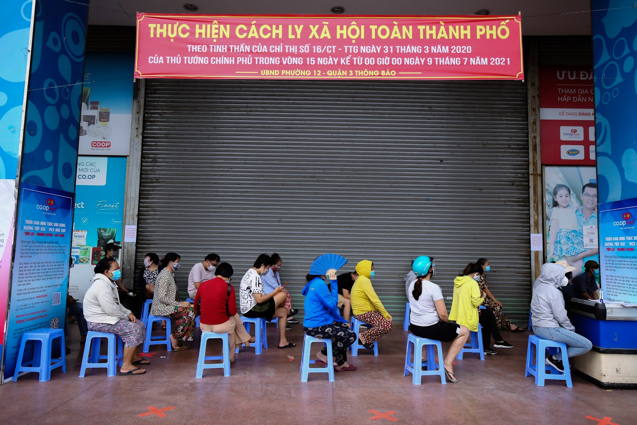 Nguoi dan TP.HCM dung phieu mua hang anh 1