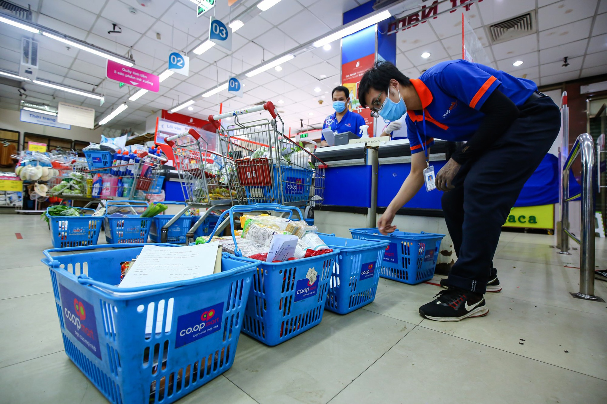 Nguoi dan TP.HCM dung phieu mua hang anh 6