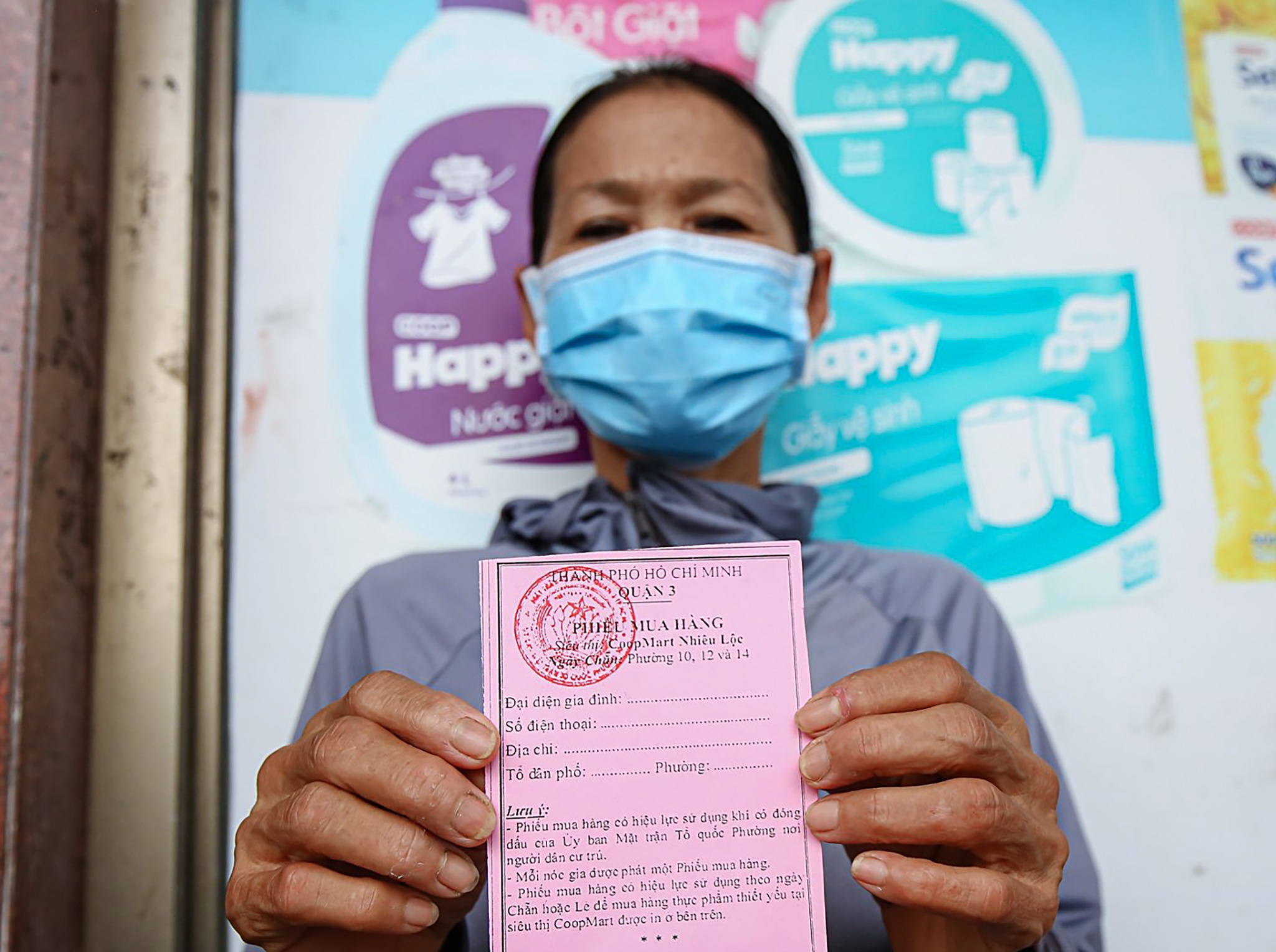 Nguoi dan TP.HCM dung phieu chan le mua hang, sieu thi van kin khach hinh anh