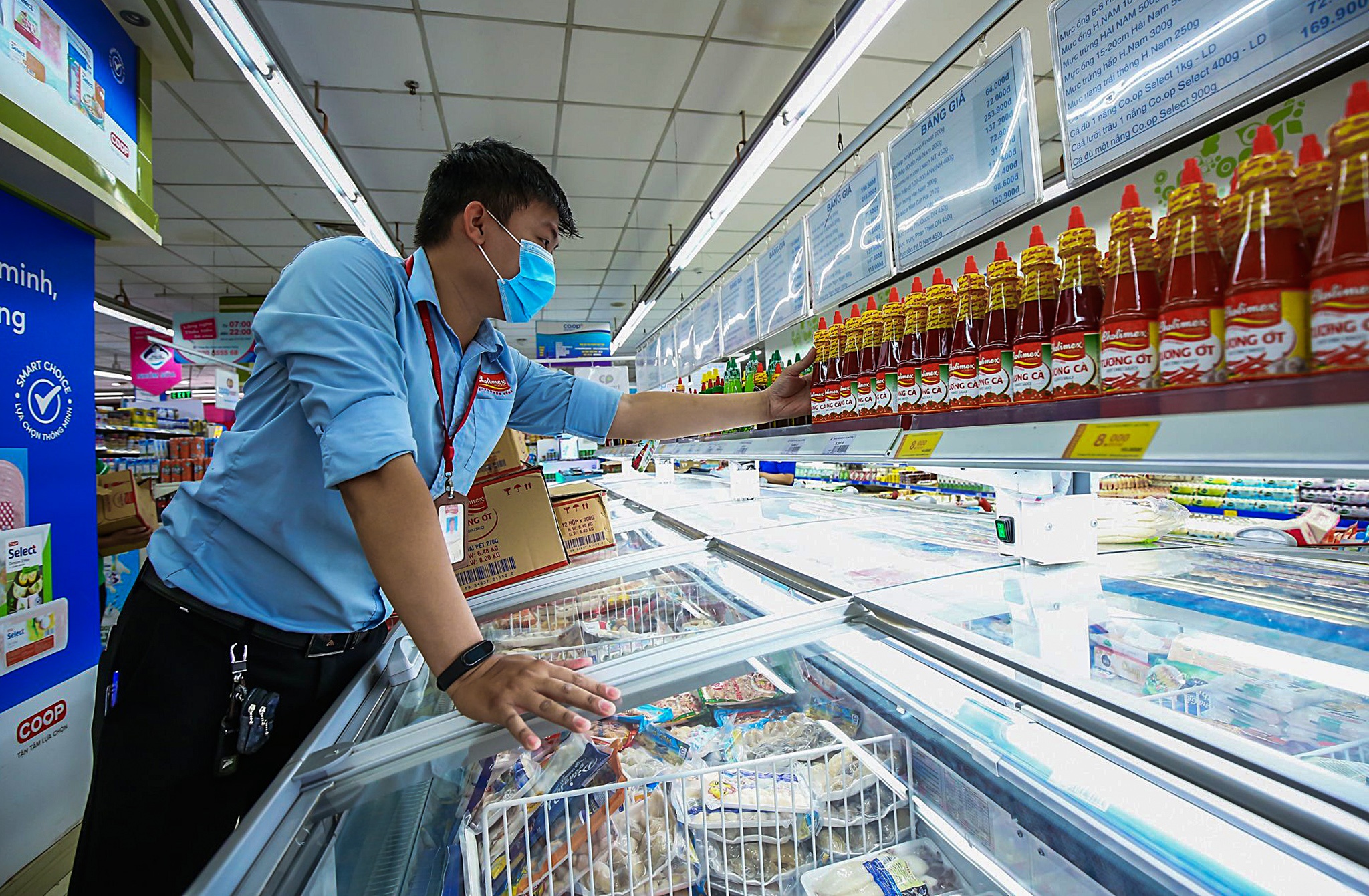 Nguoi dan TP.HCM dung phieu mua hang anh 7