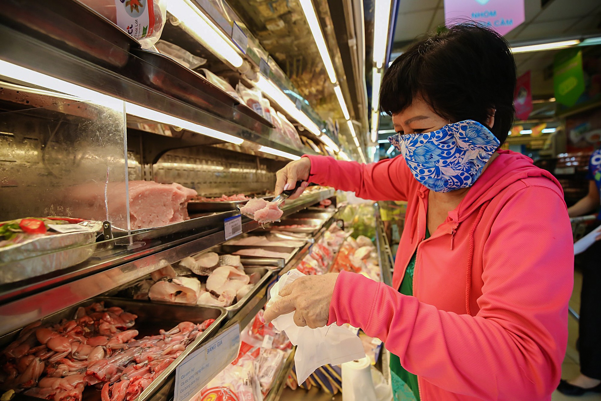 Nguoi dan TP.HCM dung phieu mua hang anh 5