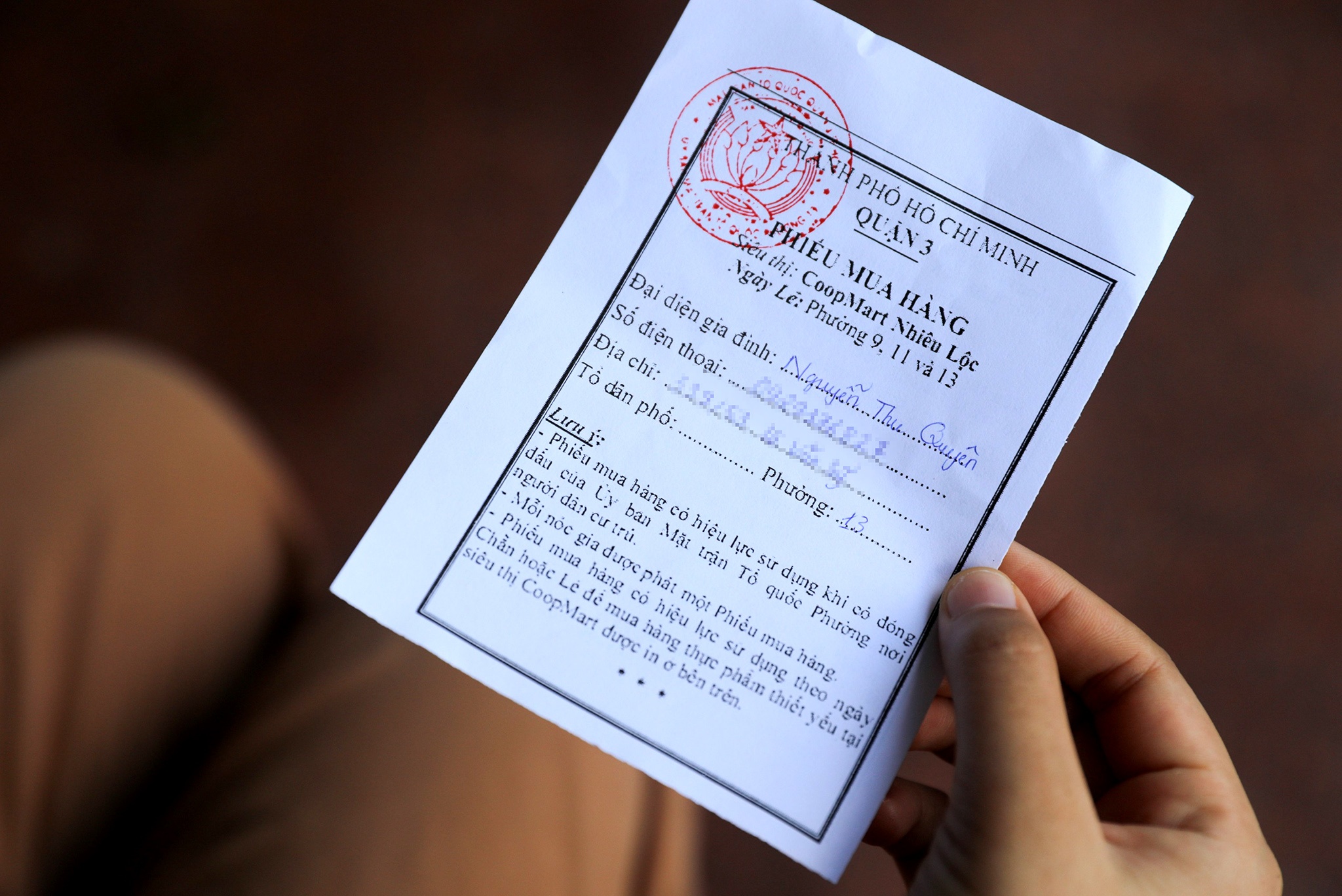 Nguoi dan TP.HCM dung phieu mua hang anh 2