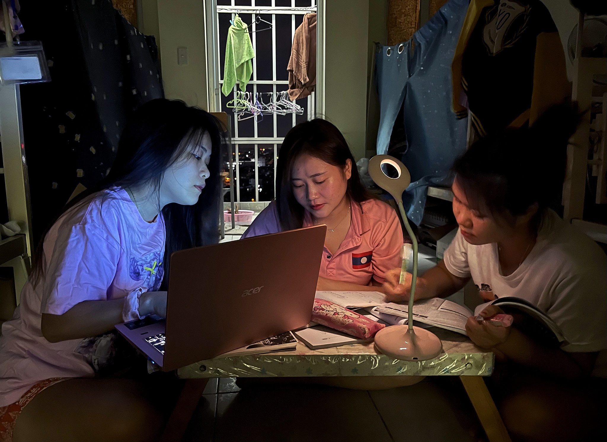 Sinh viên kẹt lại ký túc xá ĐH quốc gia TP.HCM ảnh 7 Sinh vien ket lai ky tuc xa DH quoc gia TP.HCM anh 7