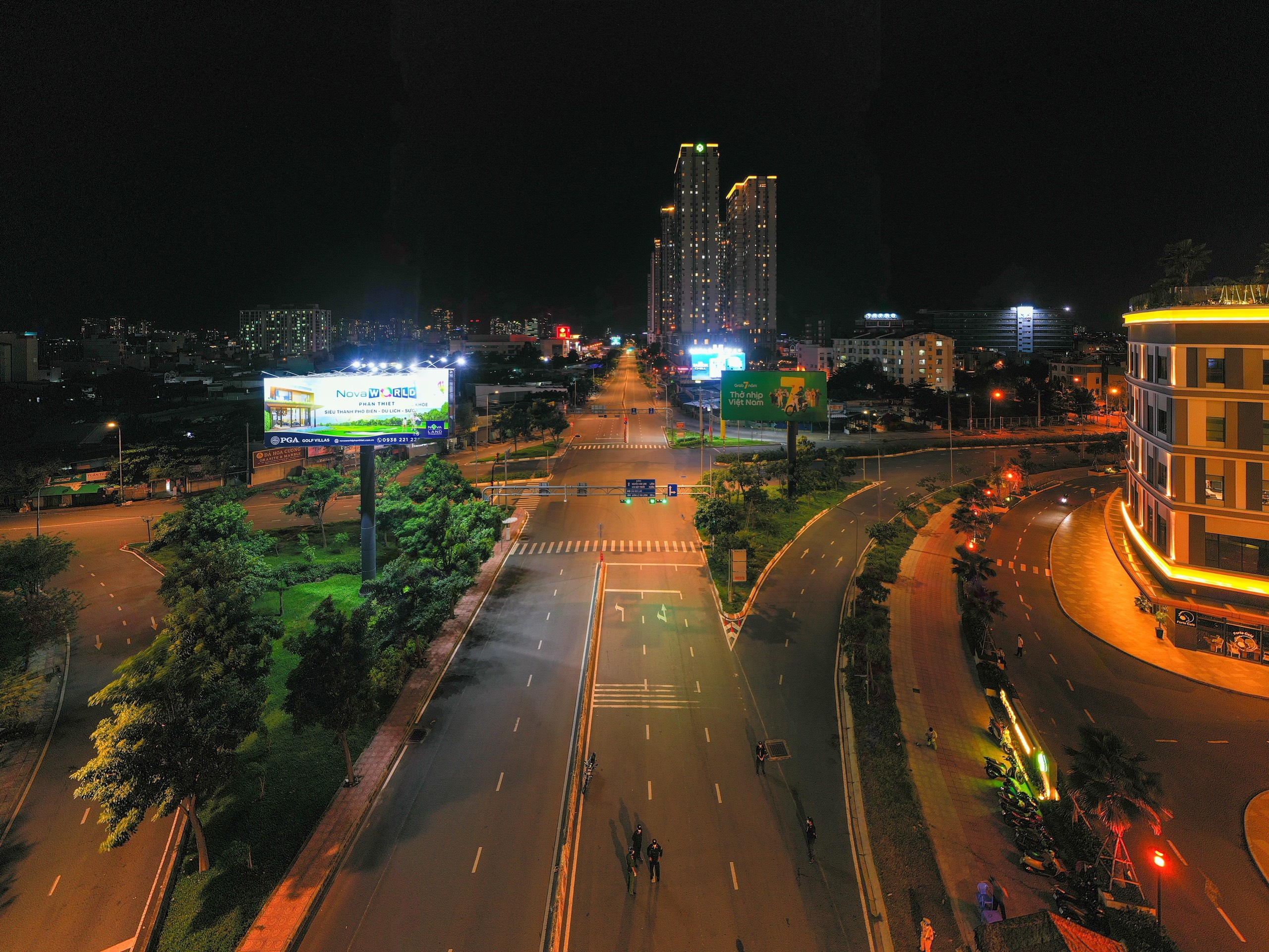 TP.HCM che ra duong sau 18h anh 17