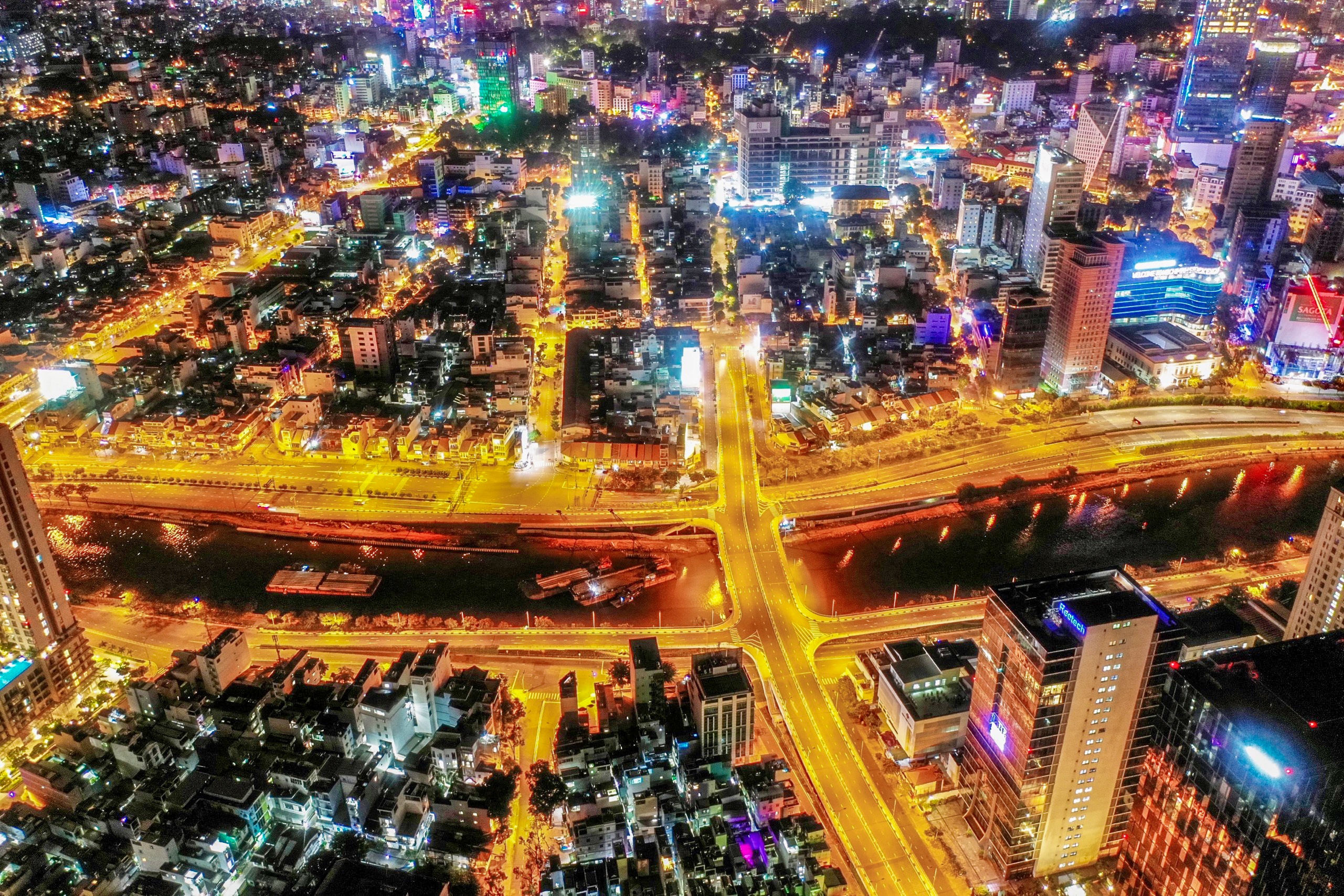 TP.HCM che ra duong sau 18h anh 18