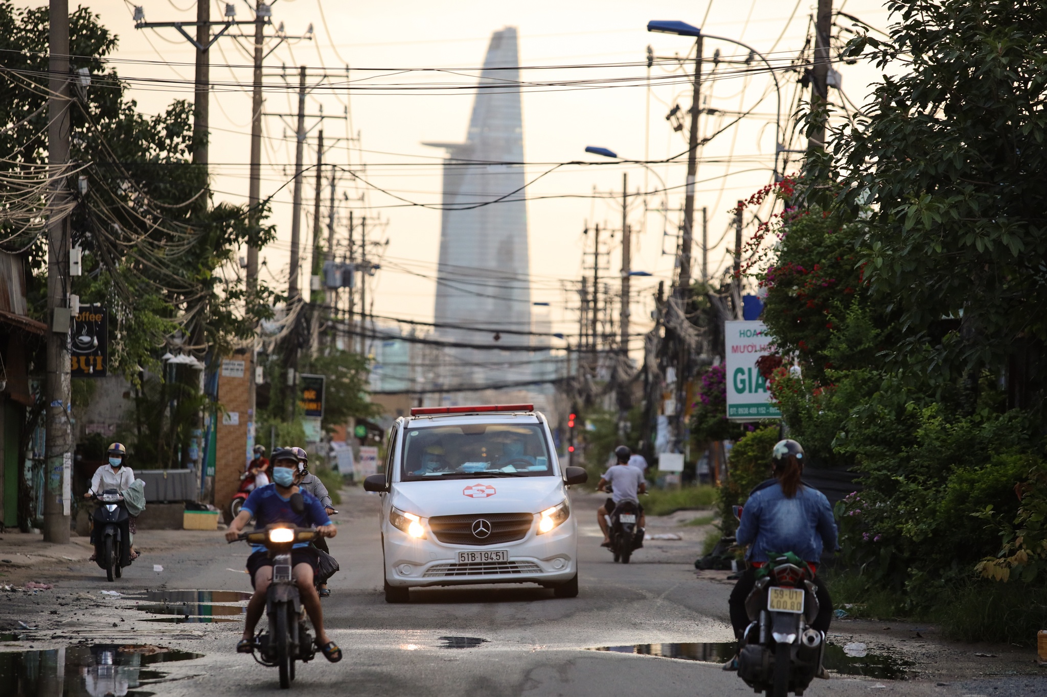 TP.HCM che ra duong sau 18h anh 6