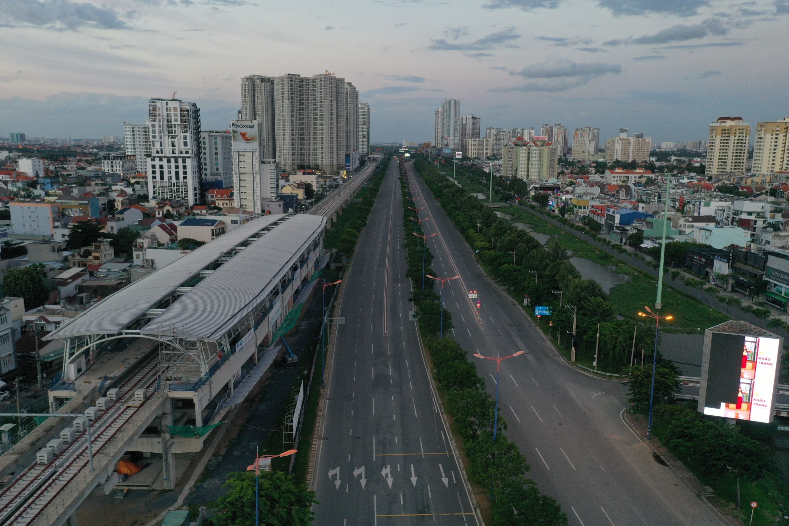 TP.HCM che ra duong sau 18h anh 2