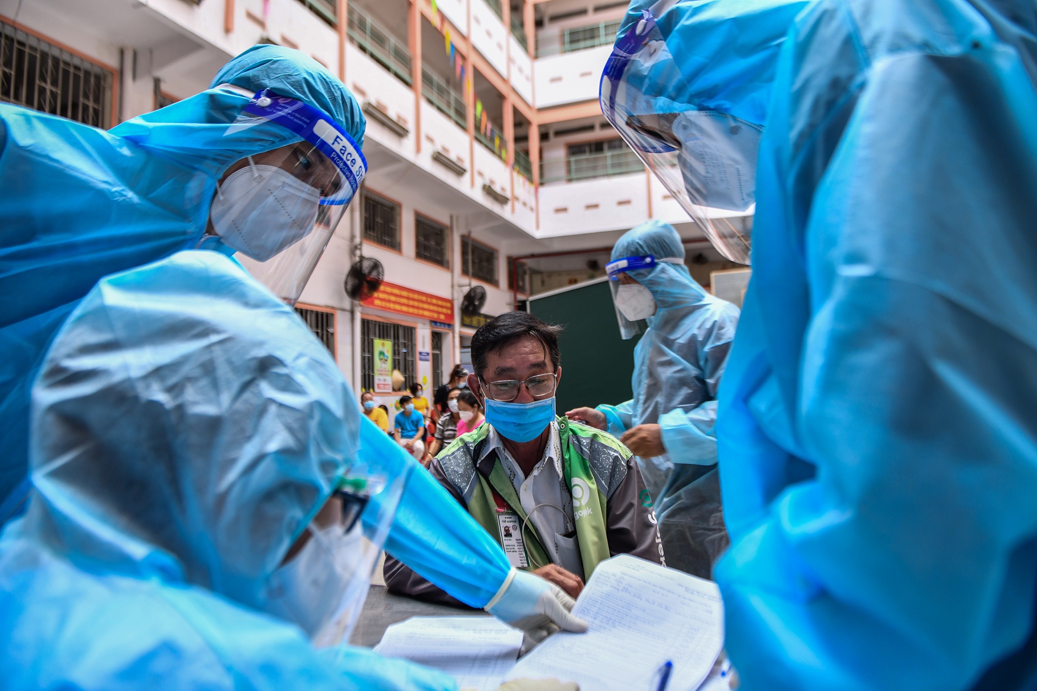 Tiem vaccine cho shiper anh 6