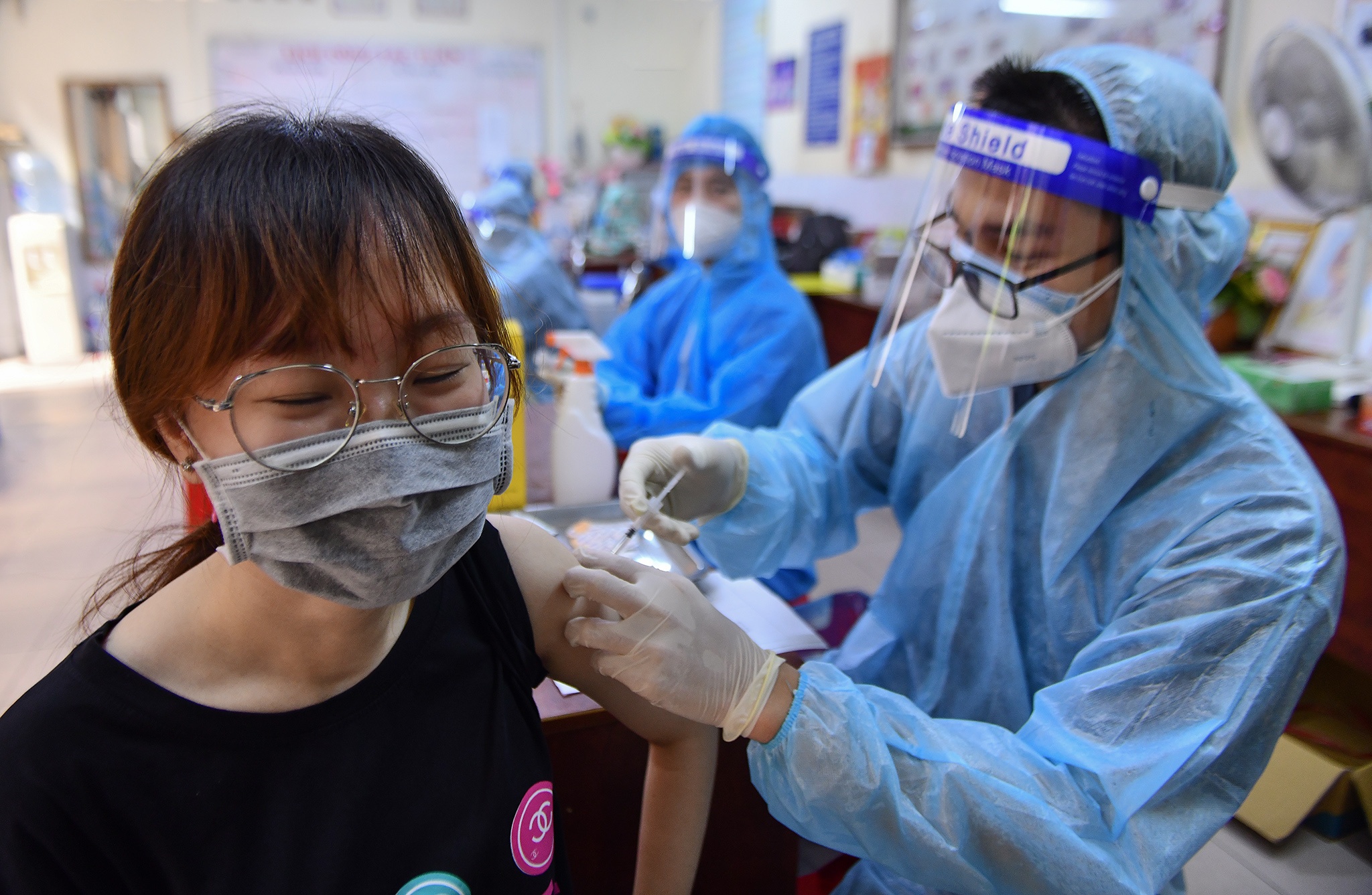 Tiem vaccine cho shiper anh 9