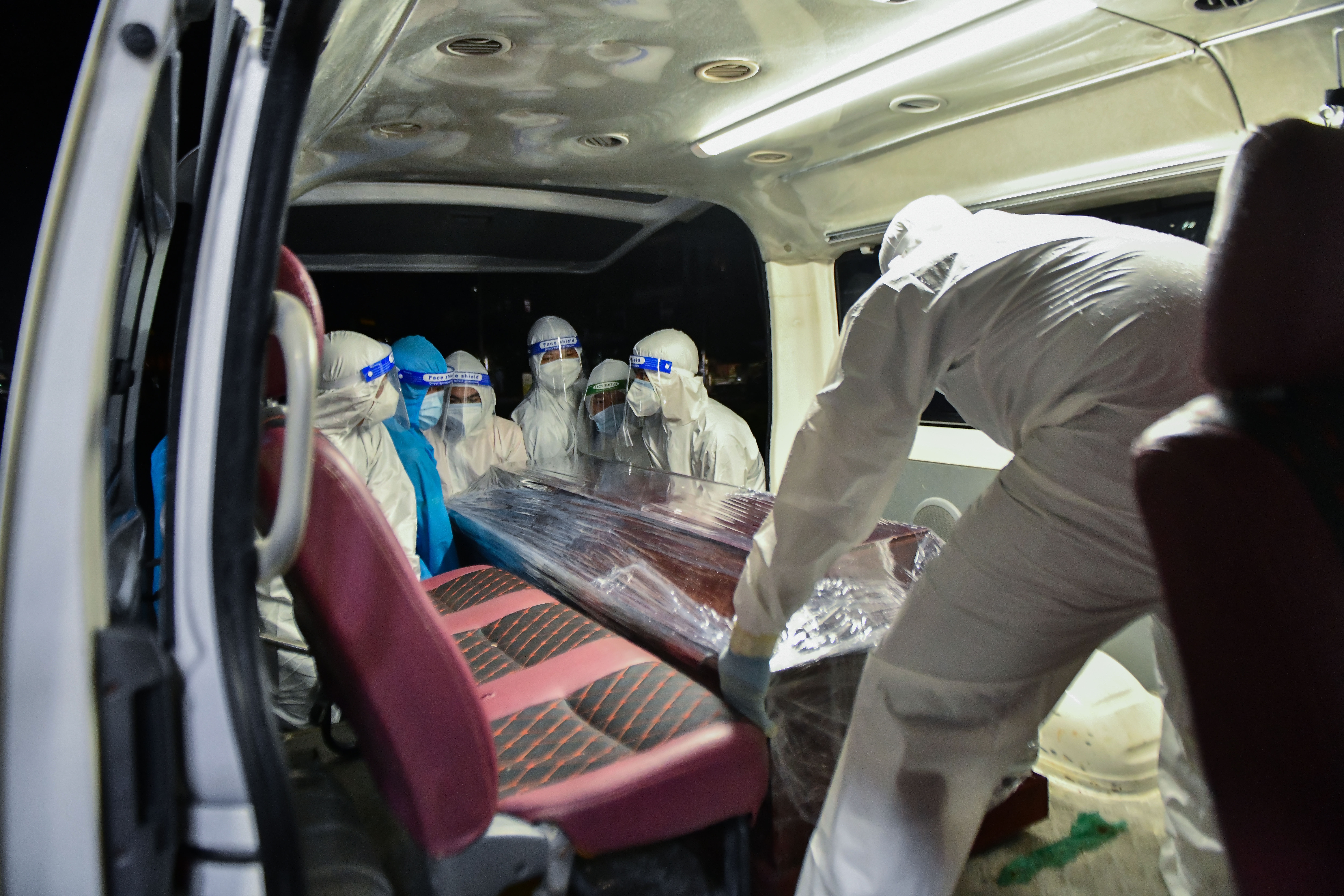 Mai tang nguoi chet do Covid-19 anh 2