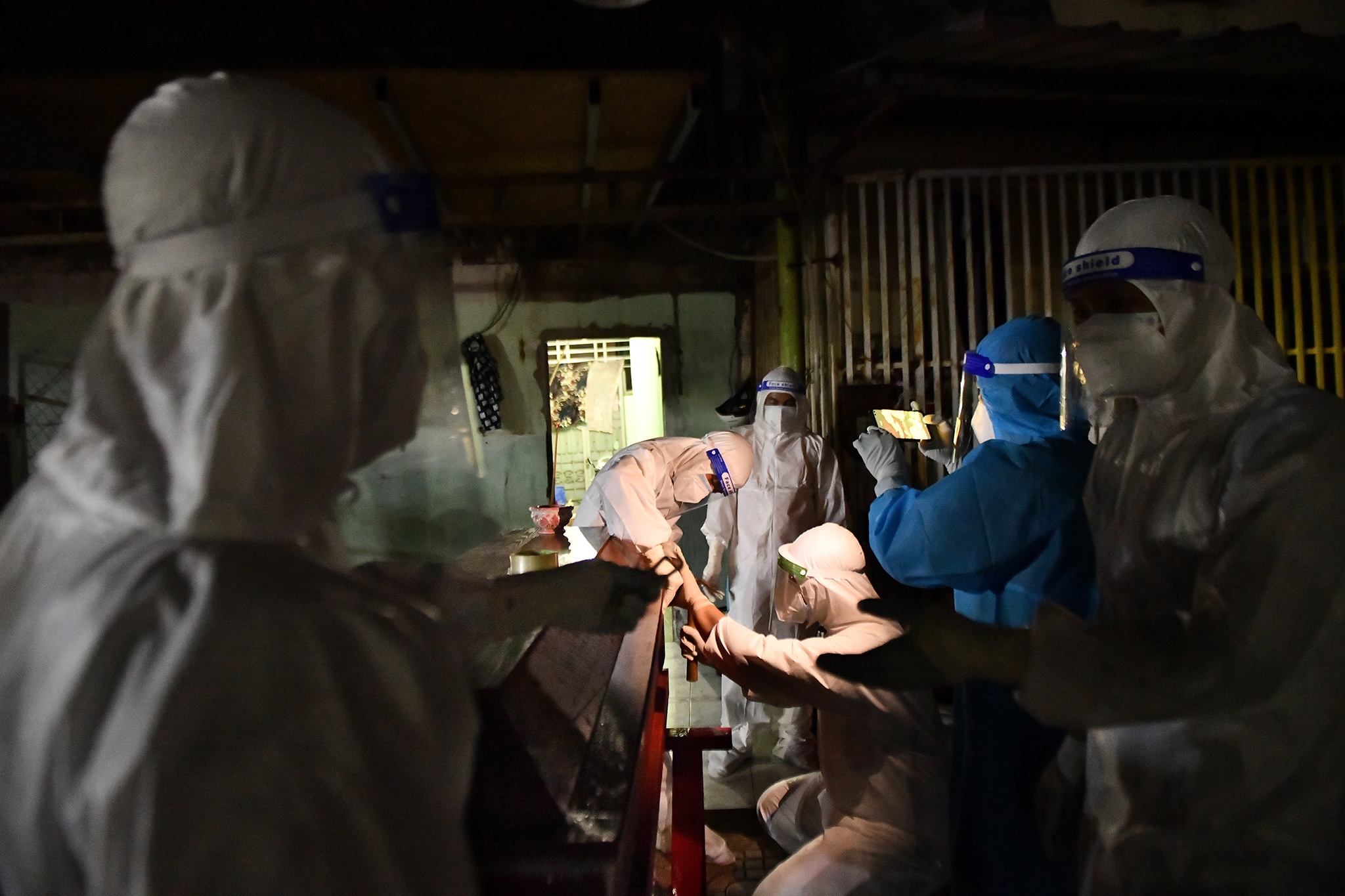 Mai tang nguoi chet do Covid-19 anh 1