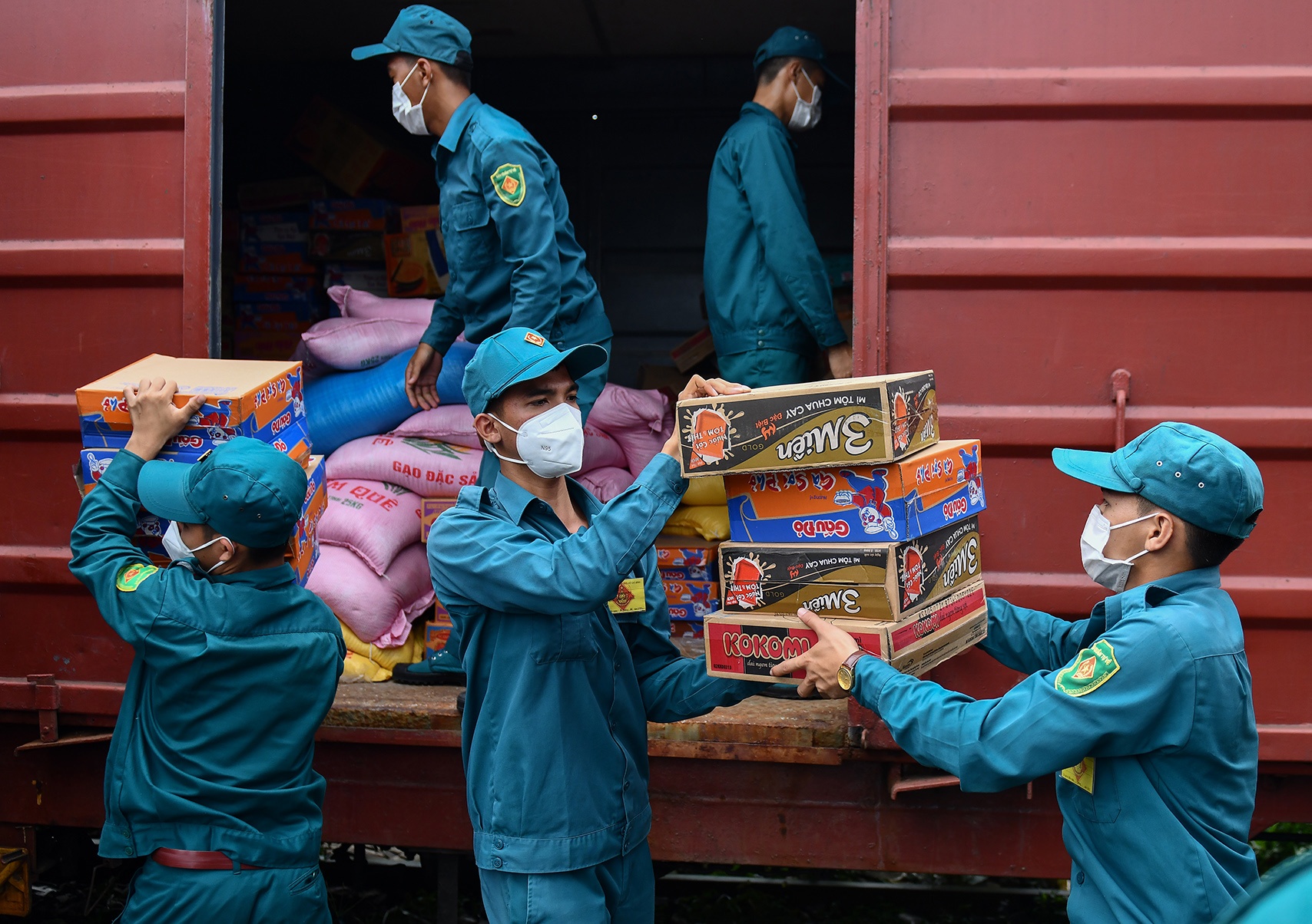 300 tan hang vien tro tu Hoa Binh vao toi TP.HCM hinh anh