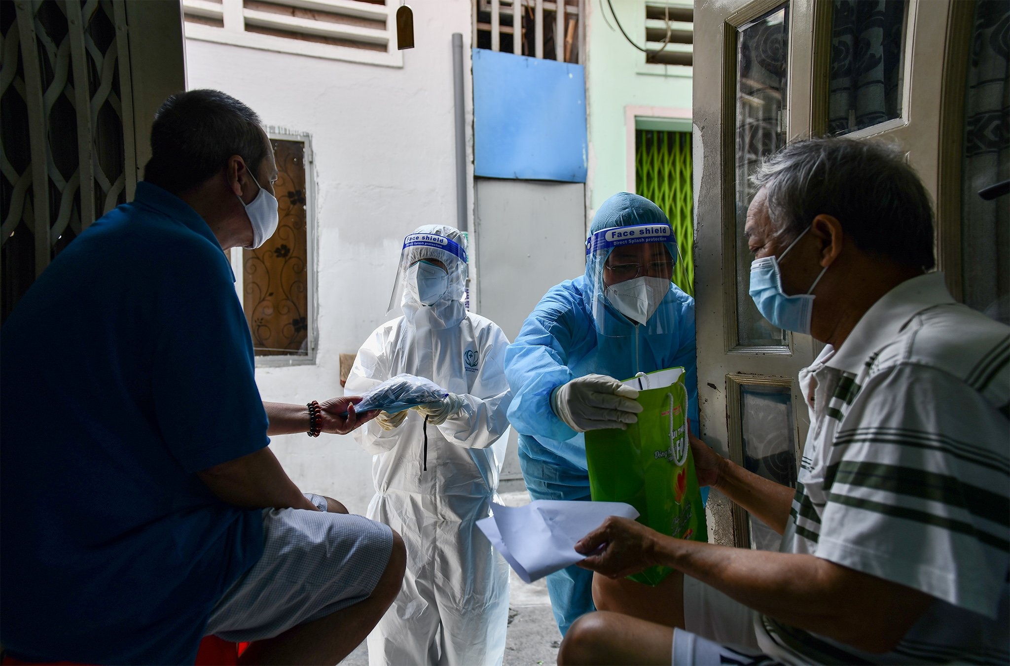 Giai phap nao de cap the xanh cho F0 khong co ma so benh nhan? hinh anh