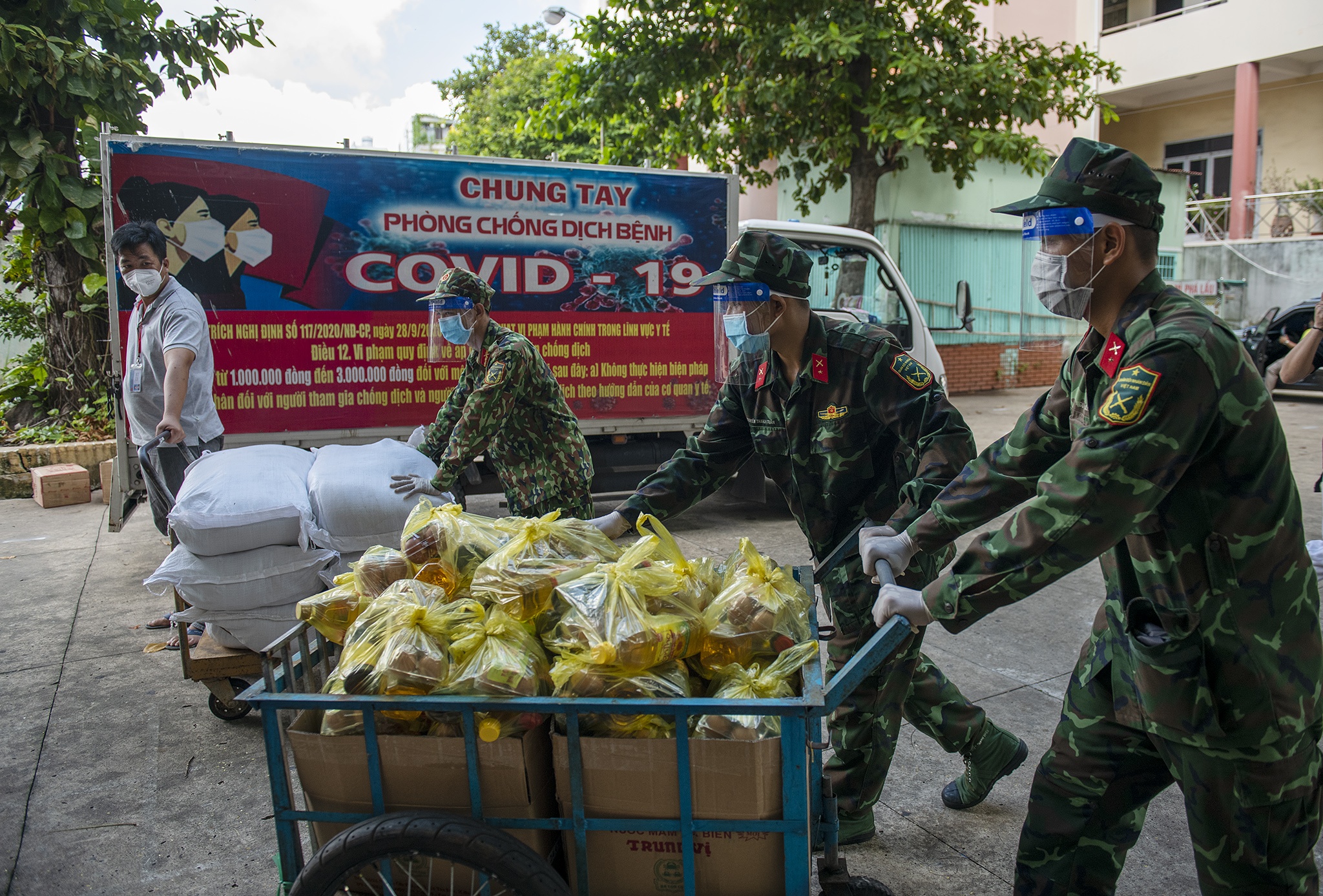 Bo doi trao tui qua an sinh anh 6