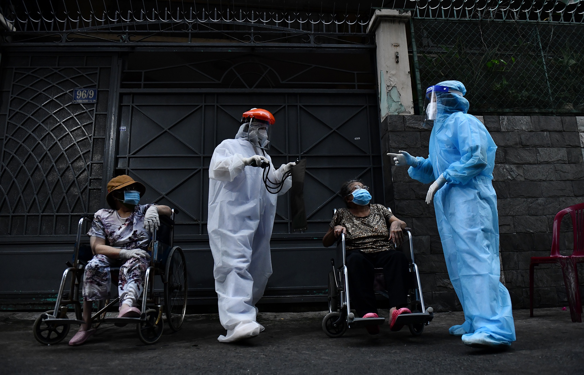 bao ve nguoi nguy co truoc Covid-19 anh 1