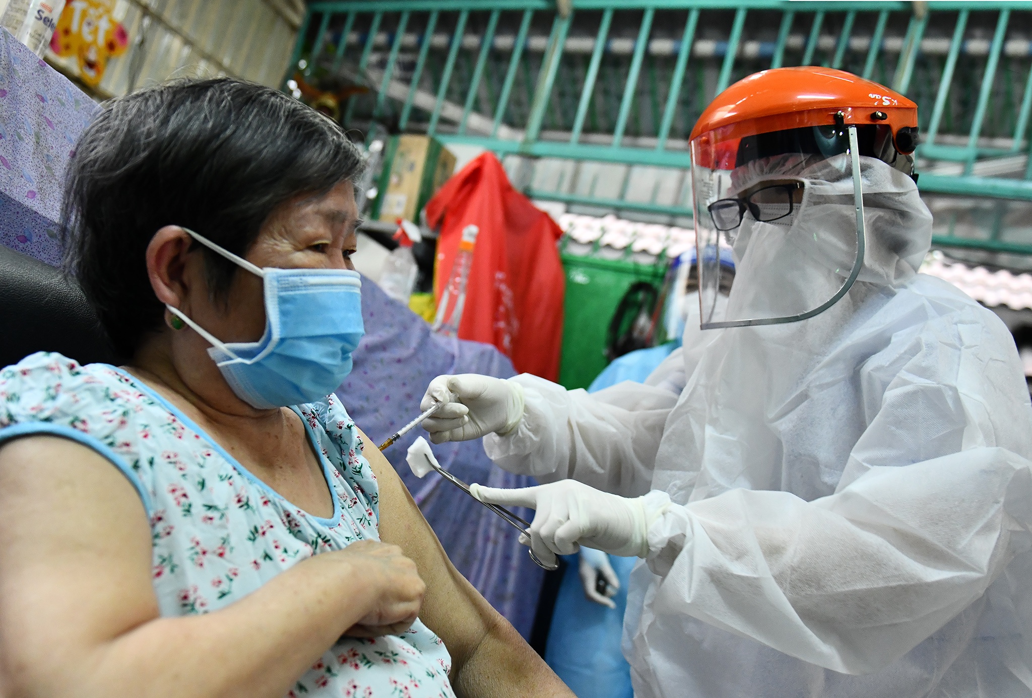 tiêm vaccine Covid-19 tại TP.HCM ảnh 1 tiem vaccine Covid-19 tai TP.HCM anh 1