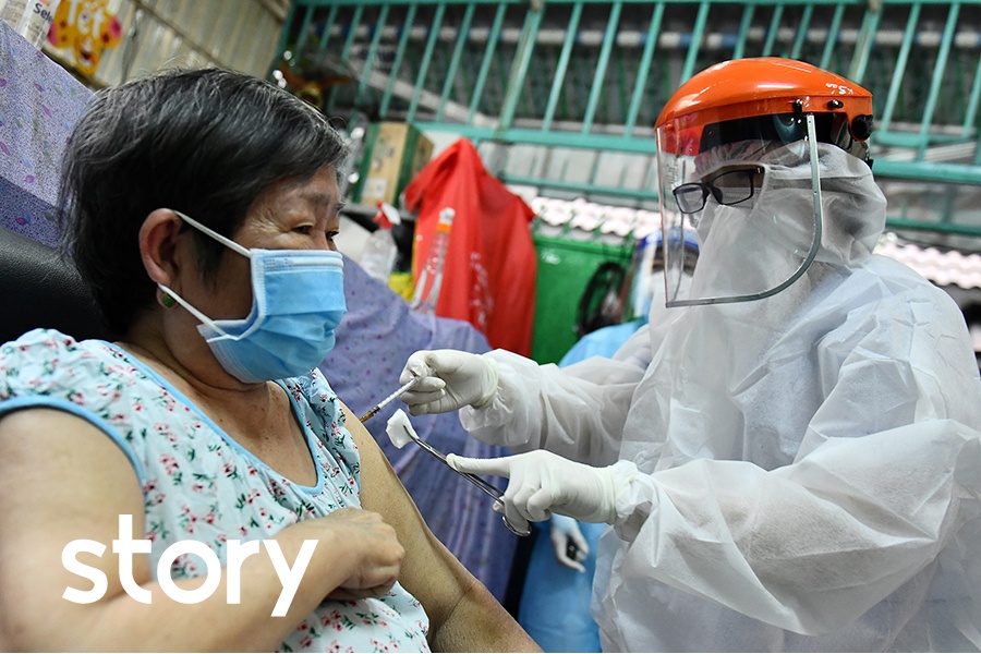 Mang vaccine Pfizer toi tan nha tiem cho nguoi cao tuoi hinh anh