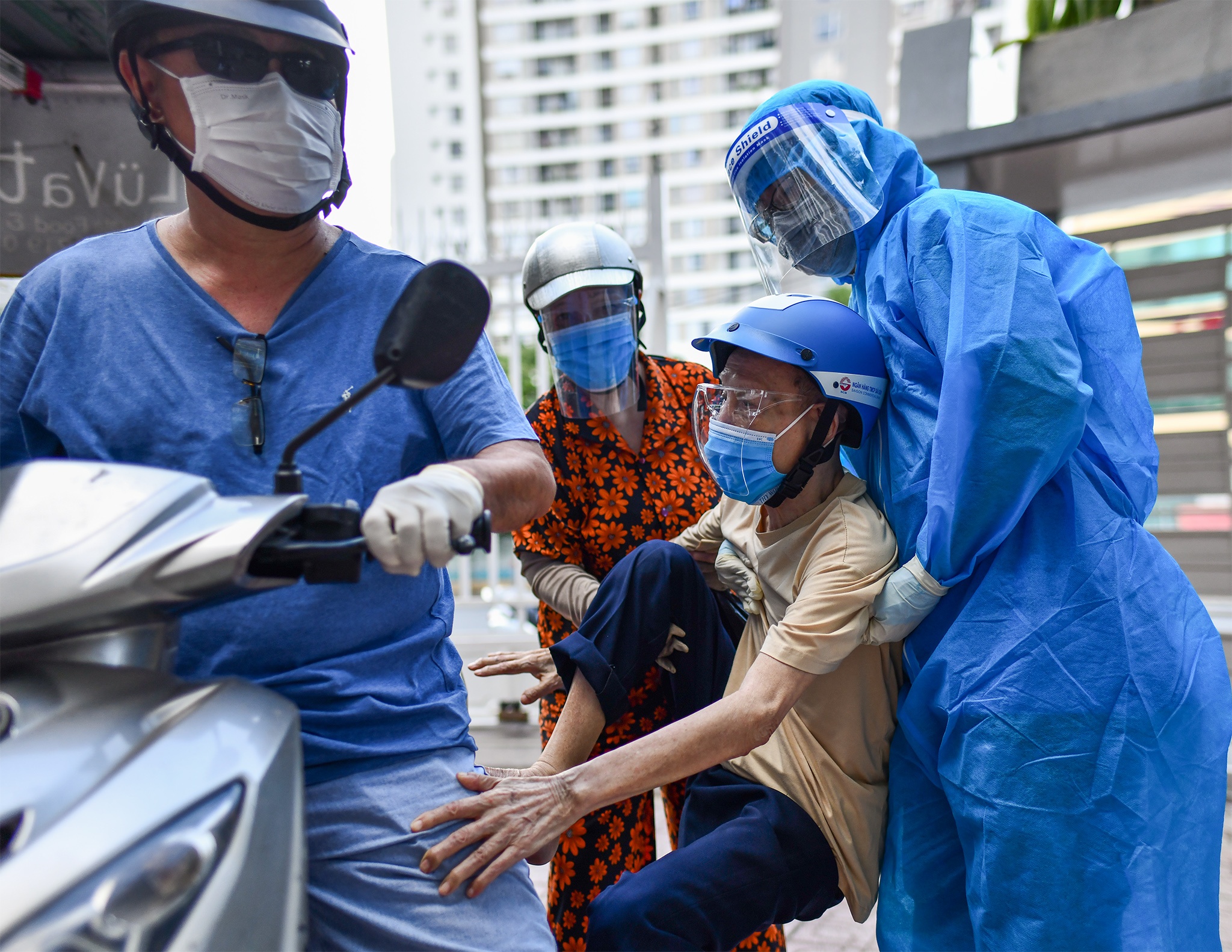 Tang qua nguoi nuoc ngoai o TP.HCM anh 9