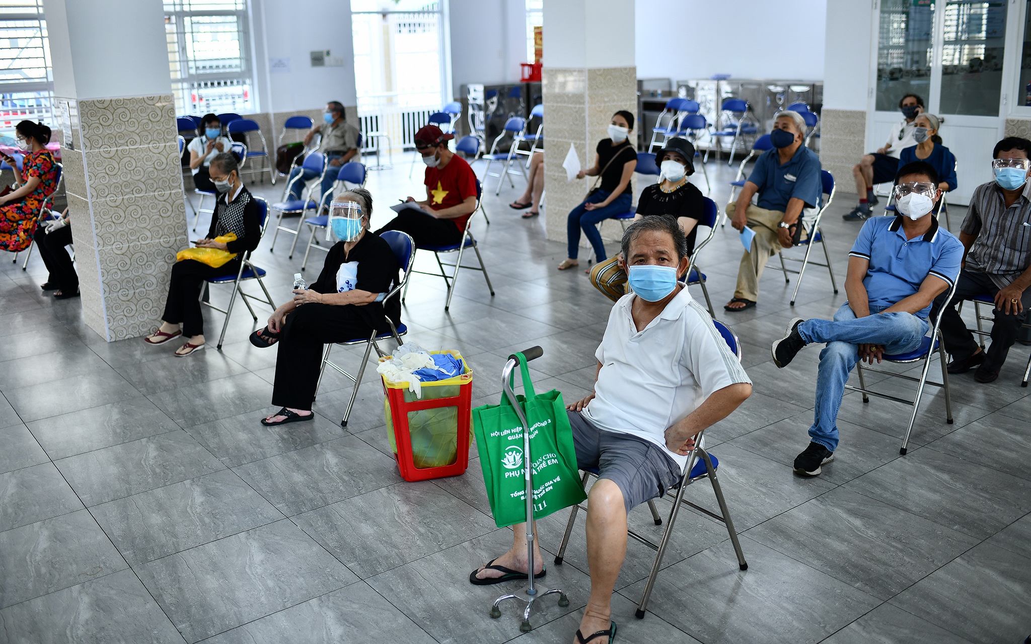 Tang qua nguoi nuoc ngoai o TP.HCM anh 10