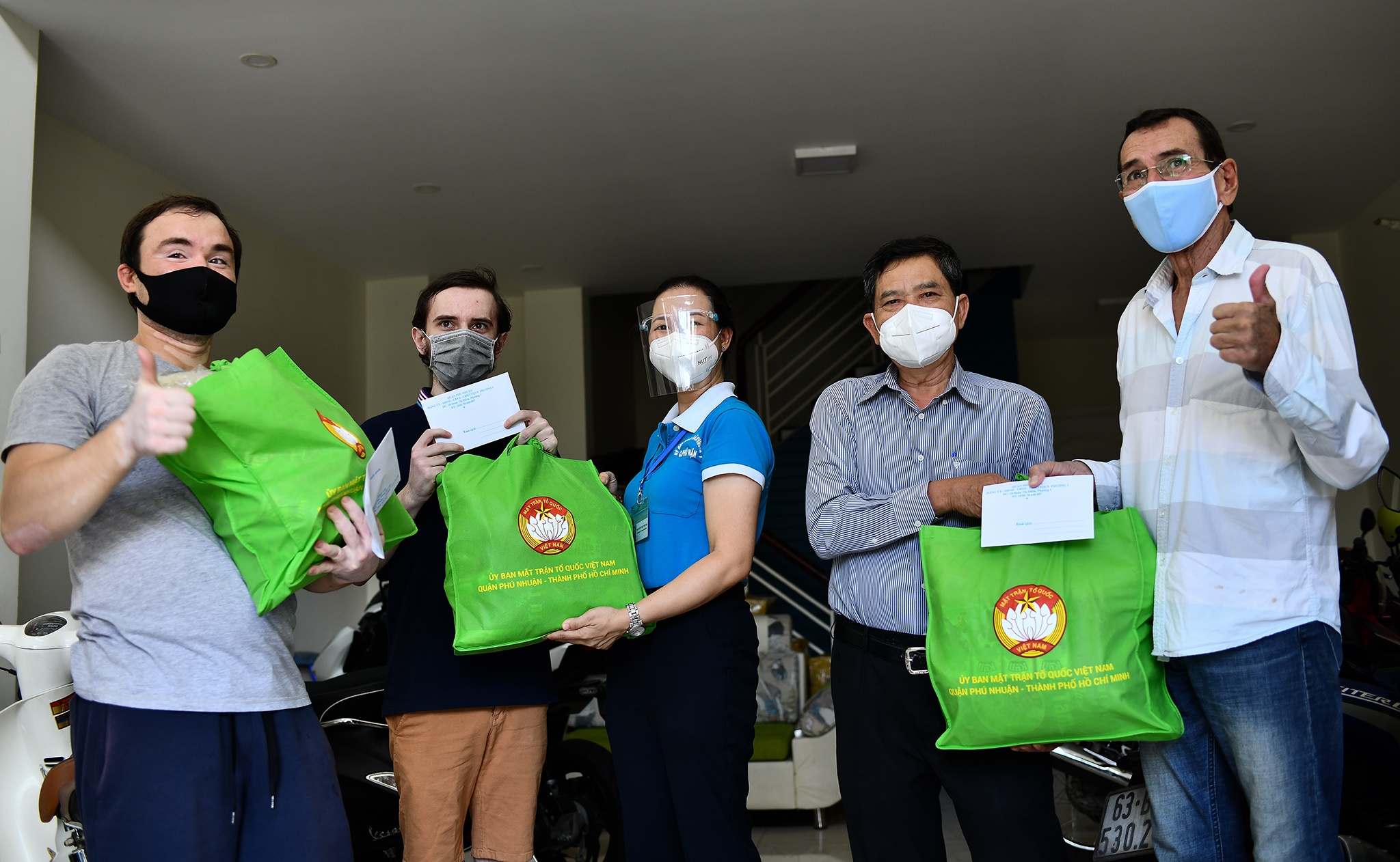 Tang qua nguoi nuoc ngoai o TP.HCM anh 1