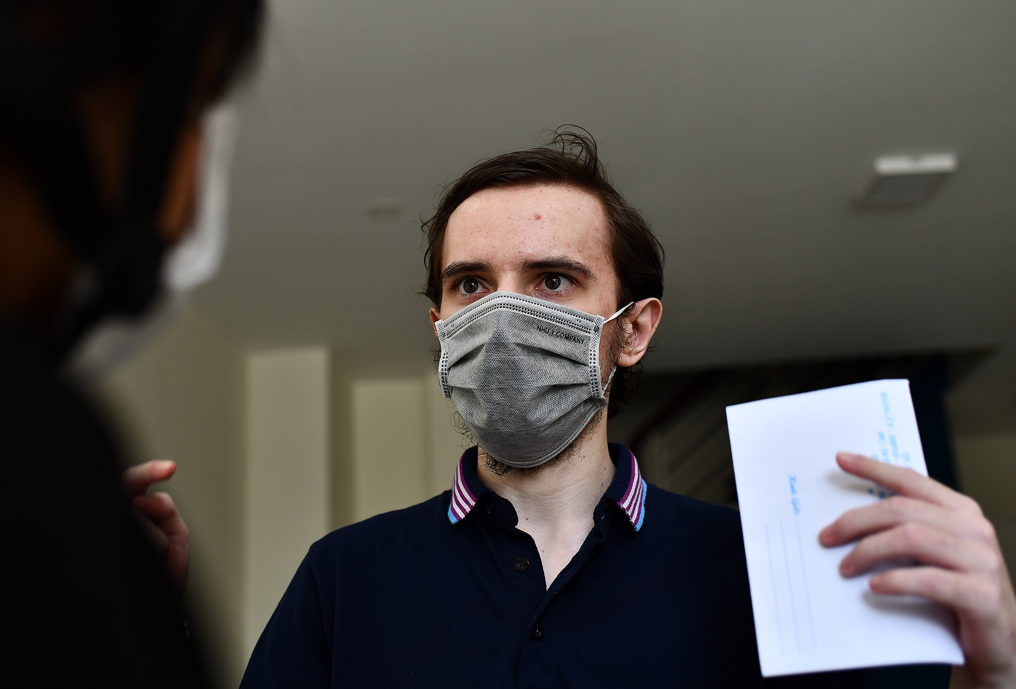 Tang qua nguoi nuoc ngoai o TP.HCM anh 2