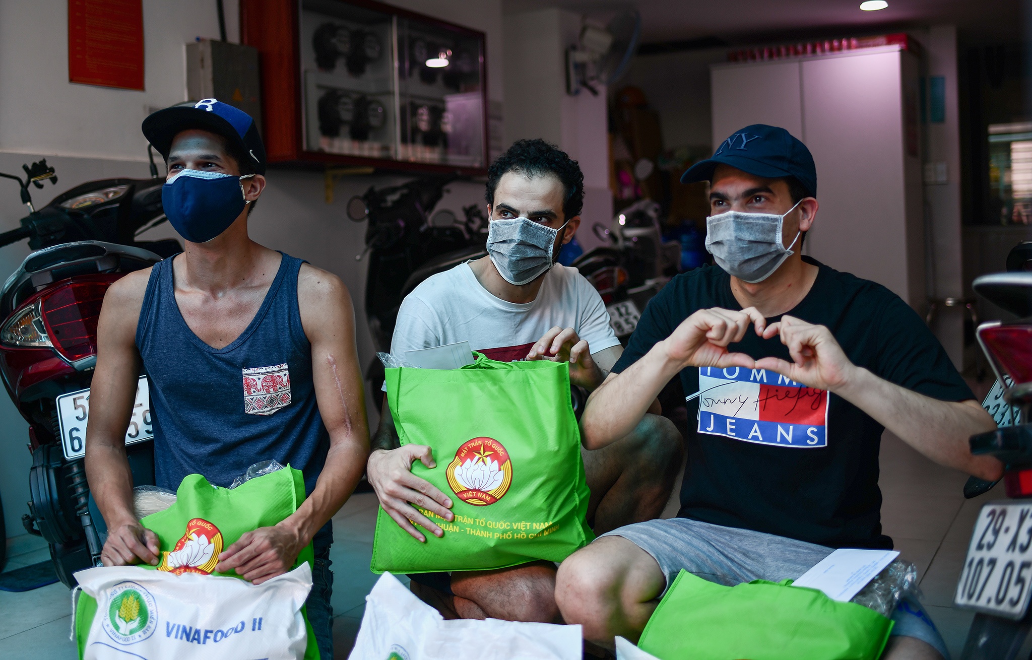 Tang qua nguoi nuoc ngoai o TP.HCM anh 3