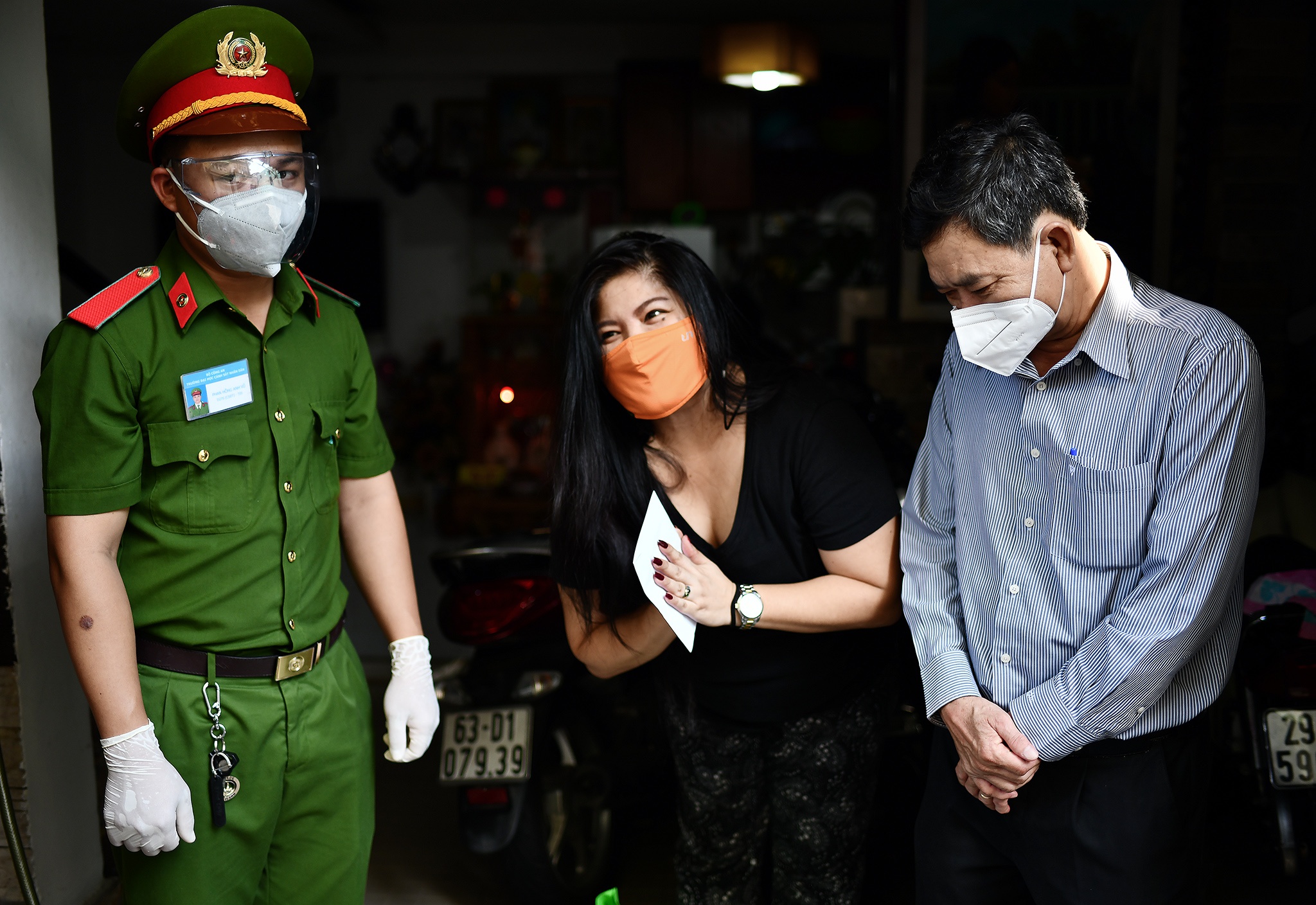 Tang qua nguoi nuoc ngoai o TP.HCM anh 4