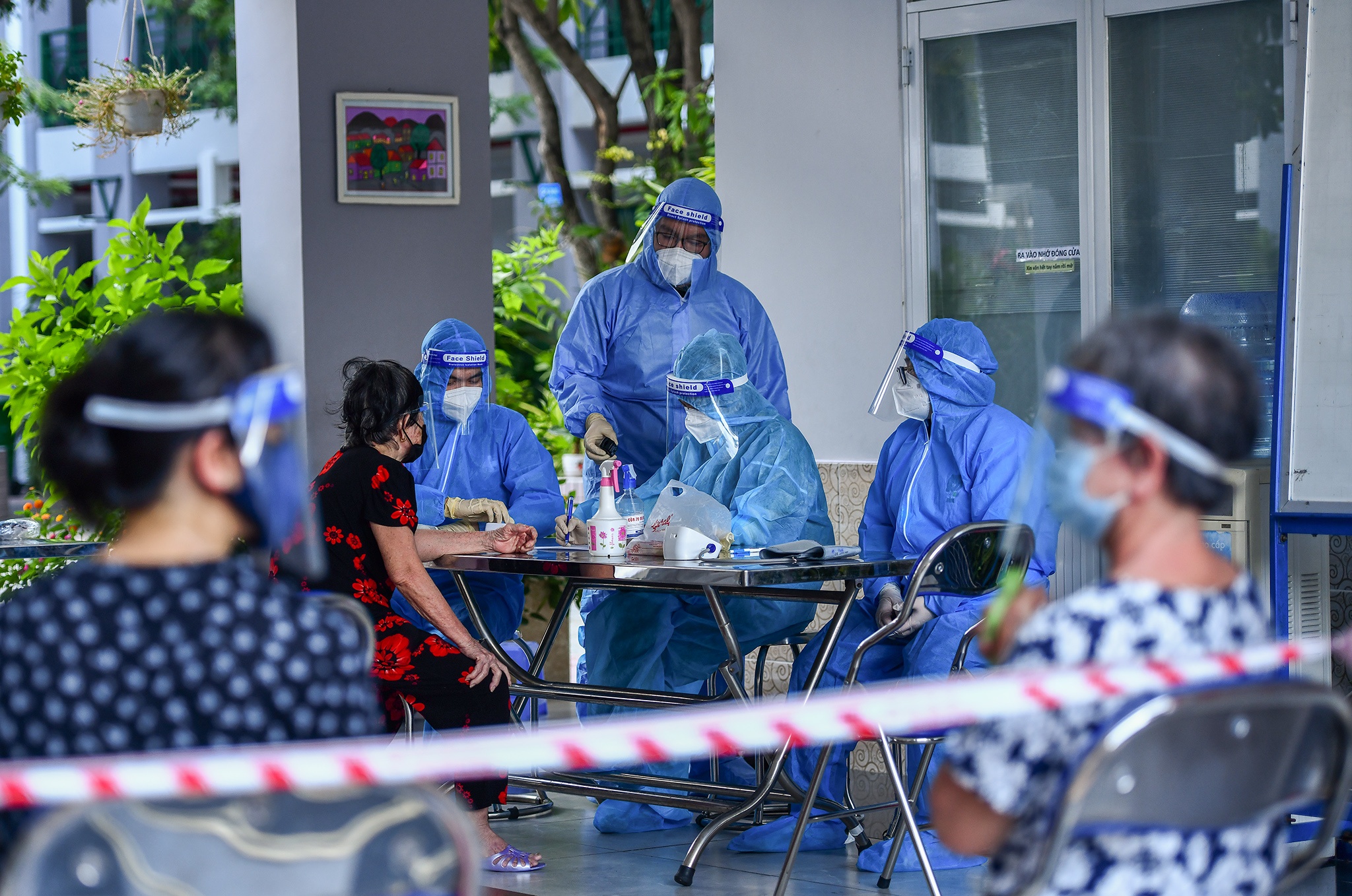 Tang qua nguoi nuoc ngoai o TP.HCM anh 8