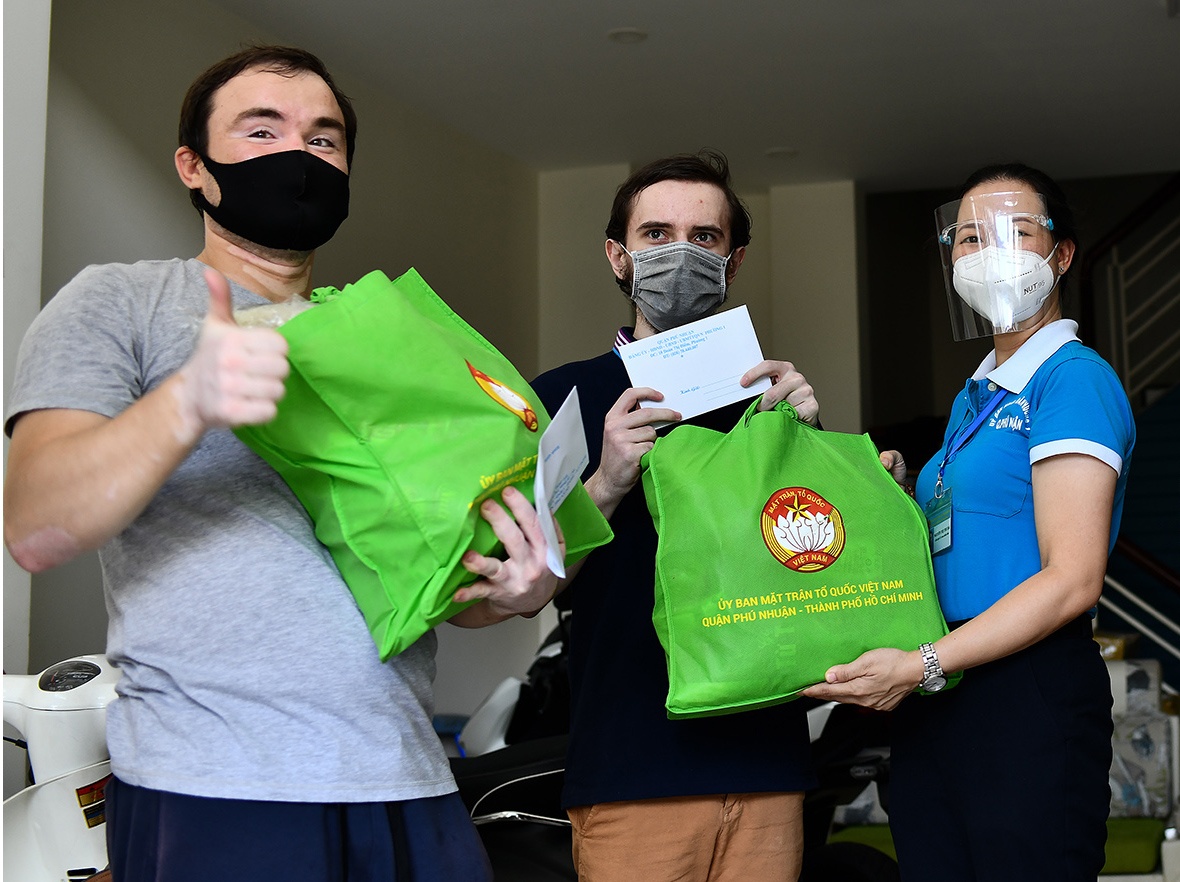 Nguoi nuoc ngoai o Phu Nhuan duoc tang qua, ho tro tiem vaccine hinh anh