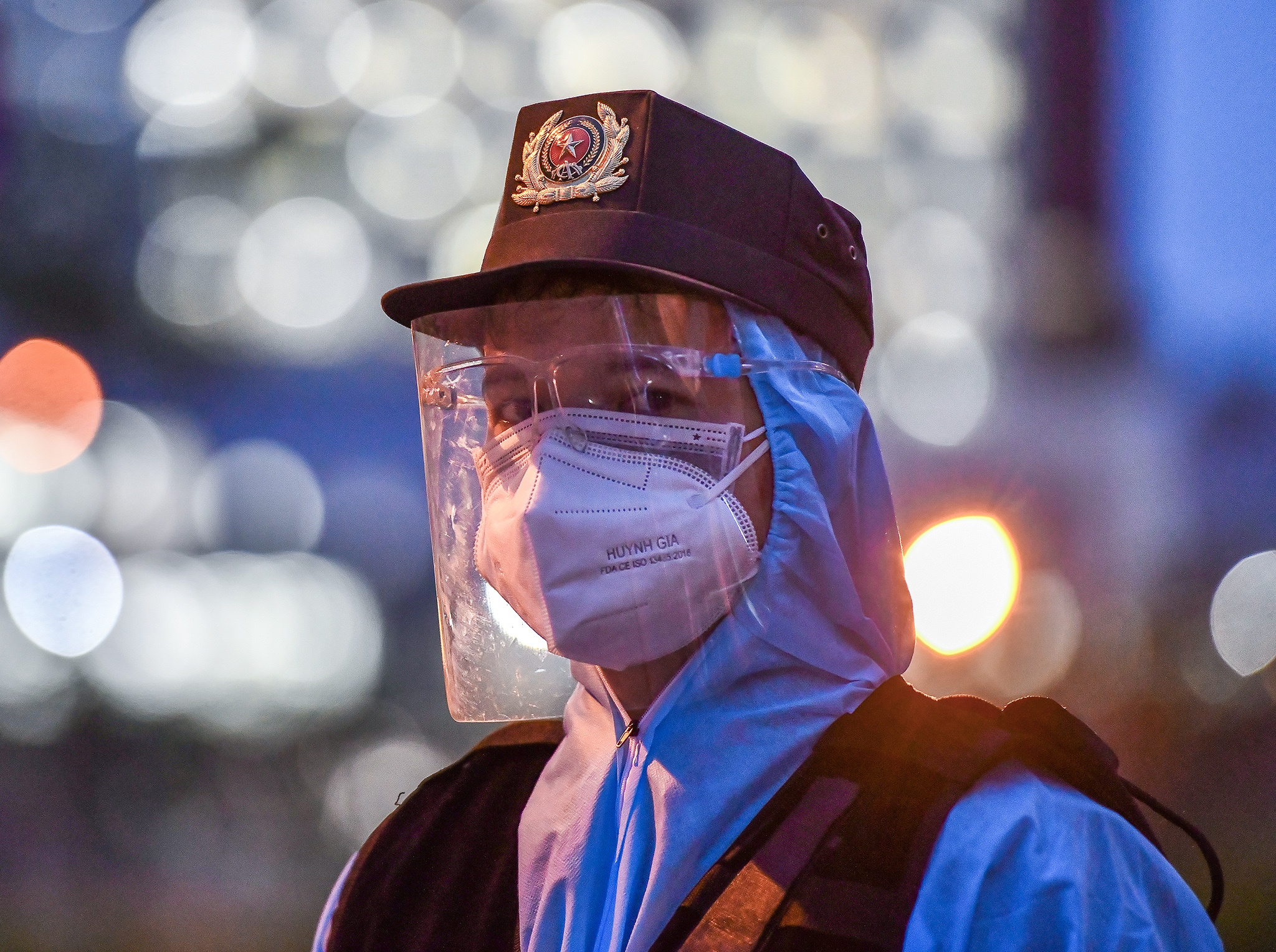 Canh sat co dong Tay Nguyen gac chot o TP.HCM hinh anh