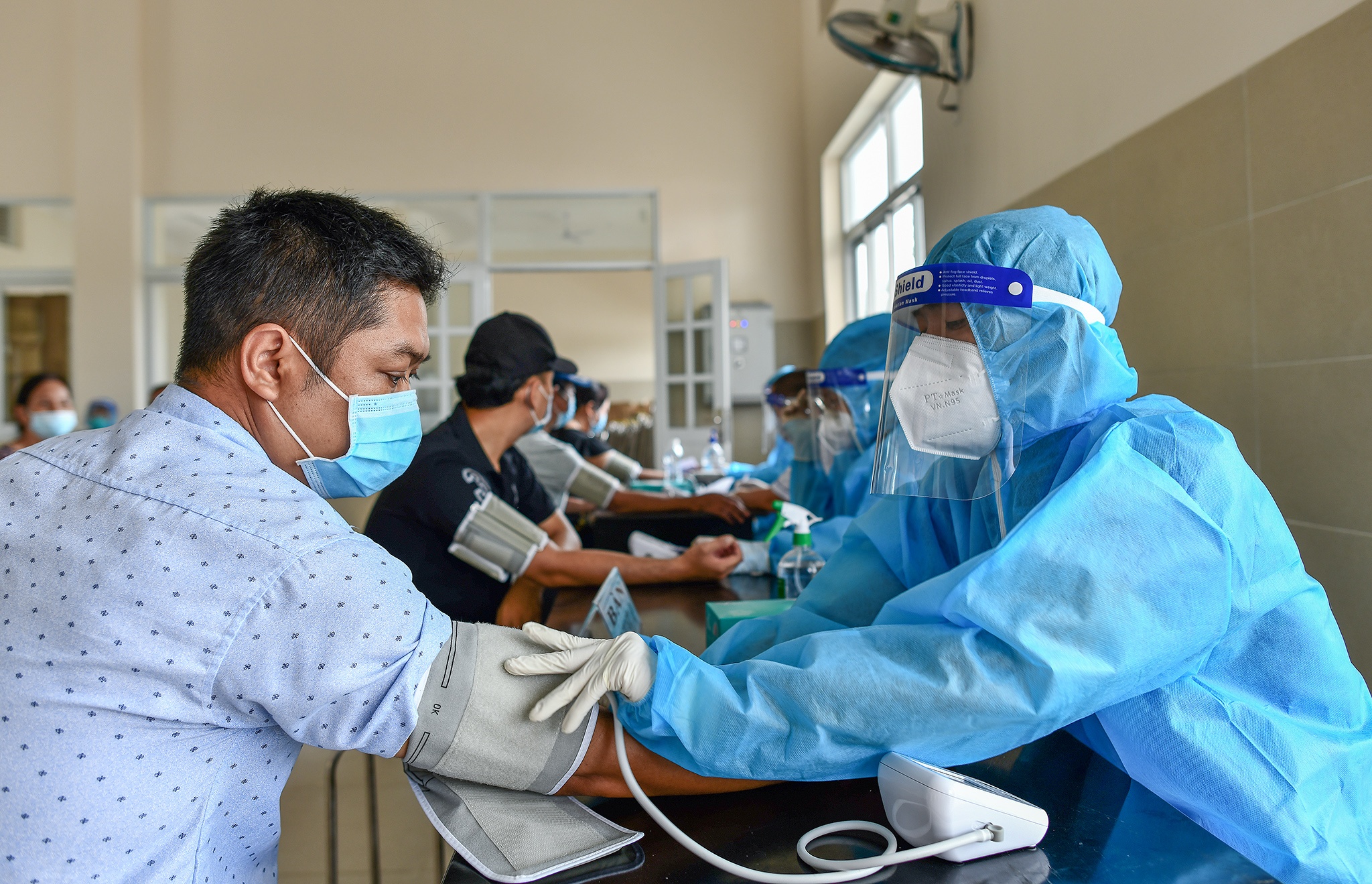 Xep hang cho tiem vaccine Sinopharm anh 1