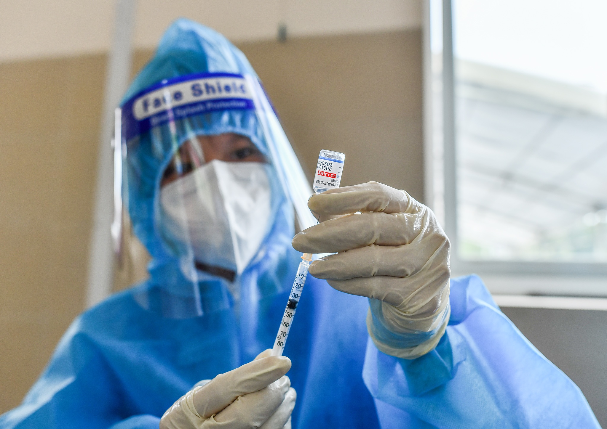 Xep hang cho tiem vaccine Sinopharm anh 2