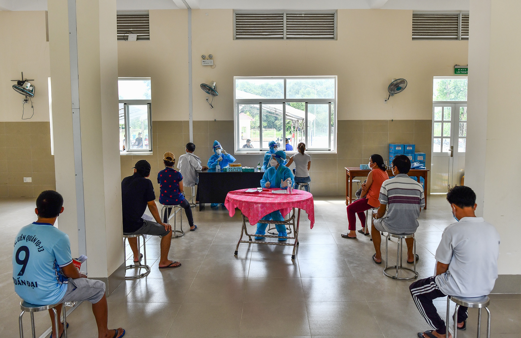 Xep hang cho tiem vaccine Sinopharm anh 3