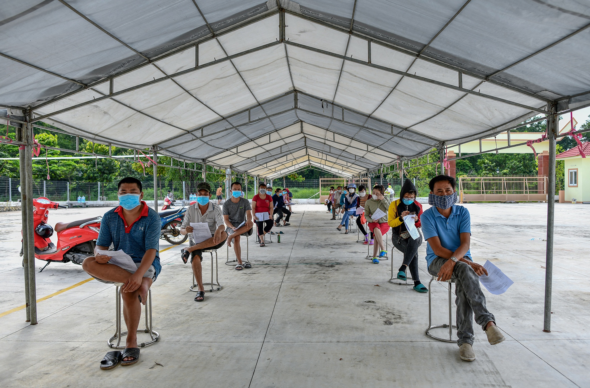 Xep hang cho tiem vaccine Sinopharm anh 5