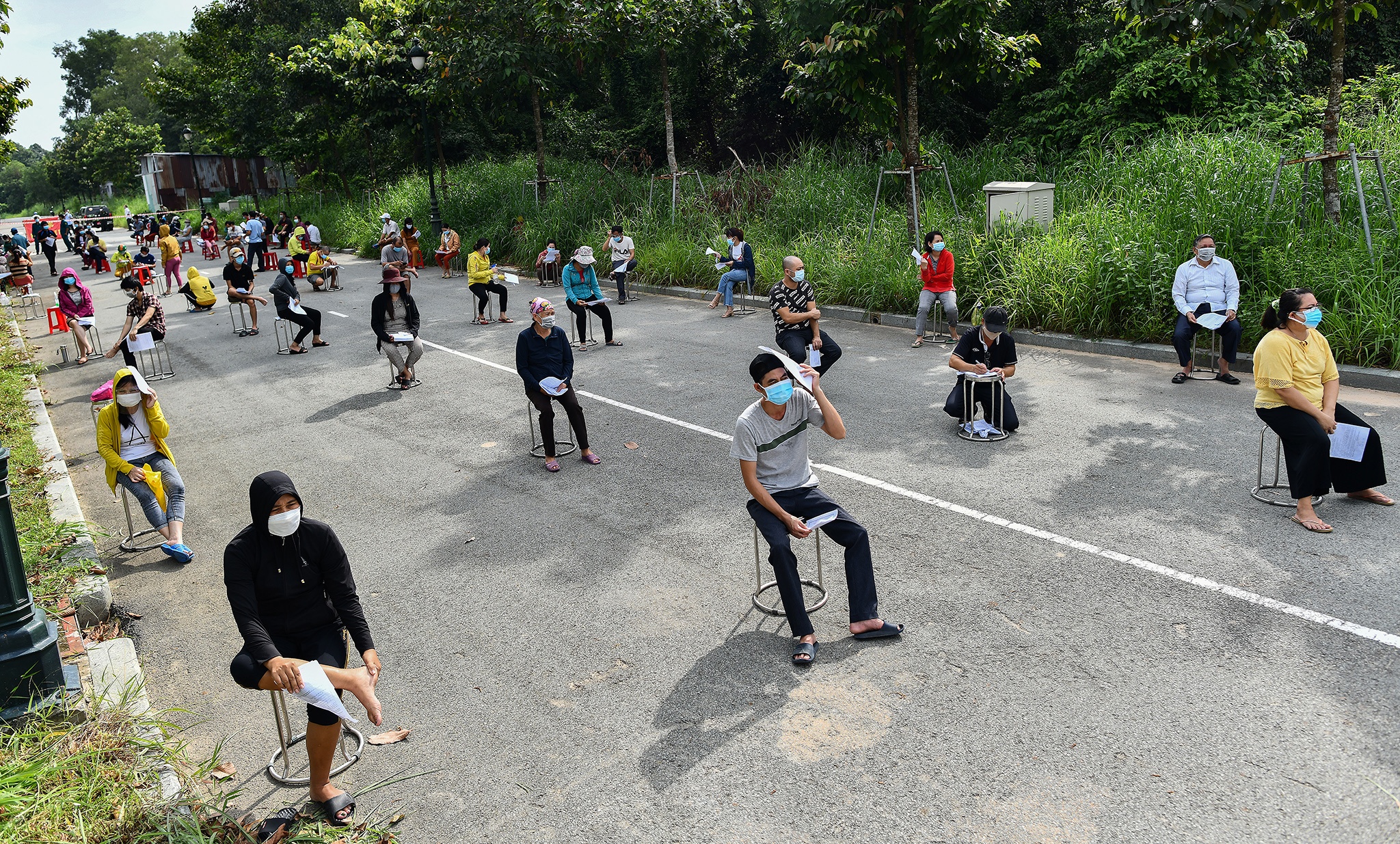 Xep hang cho tiem vaccine Sinopharm anh 7