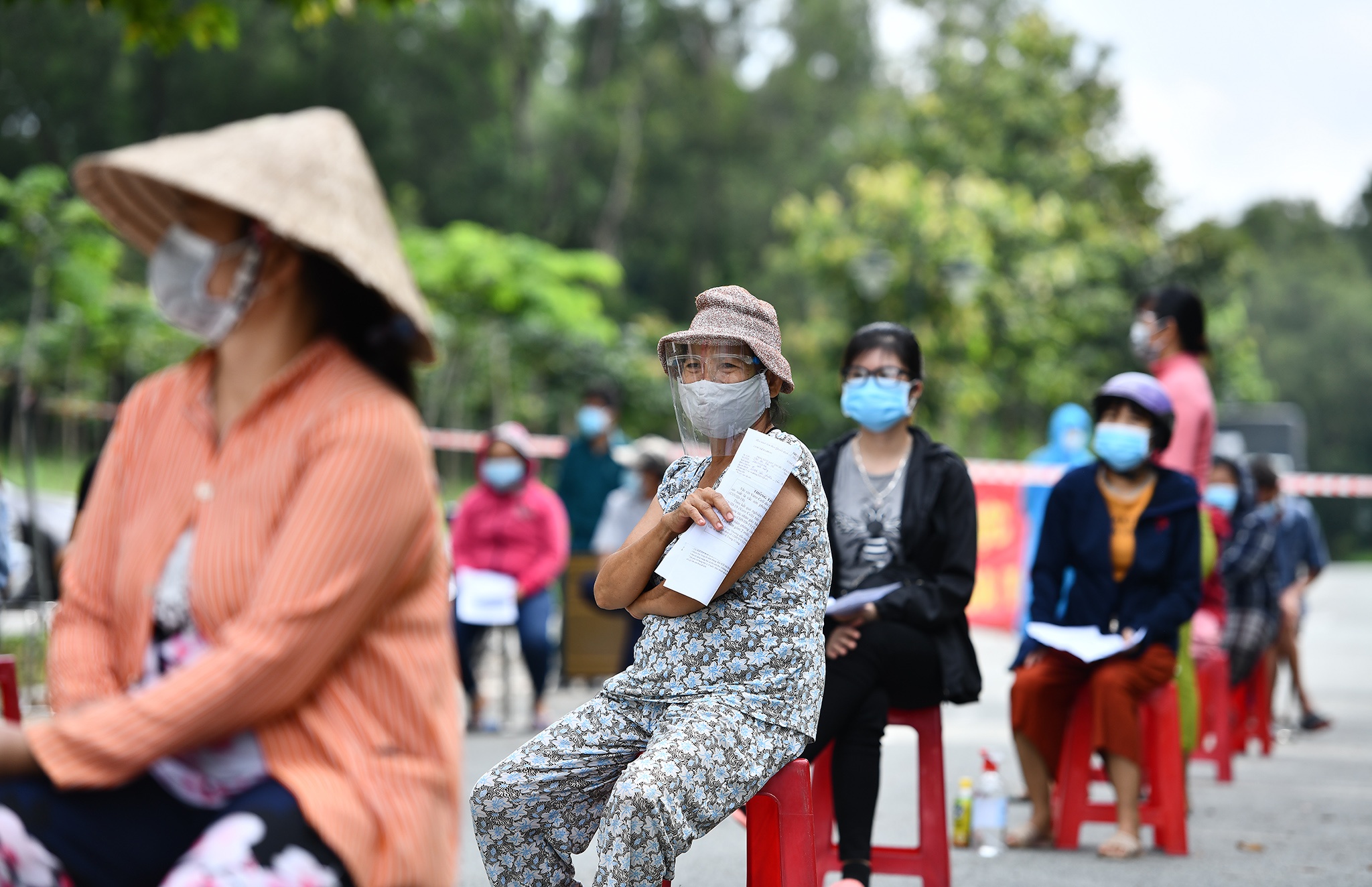 Xep hang cho tiem vaccine Sinopharm anh 9