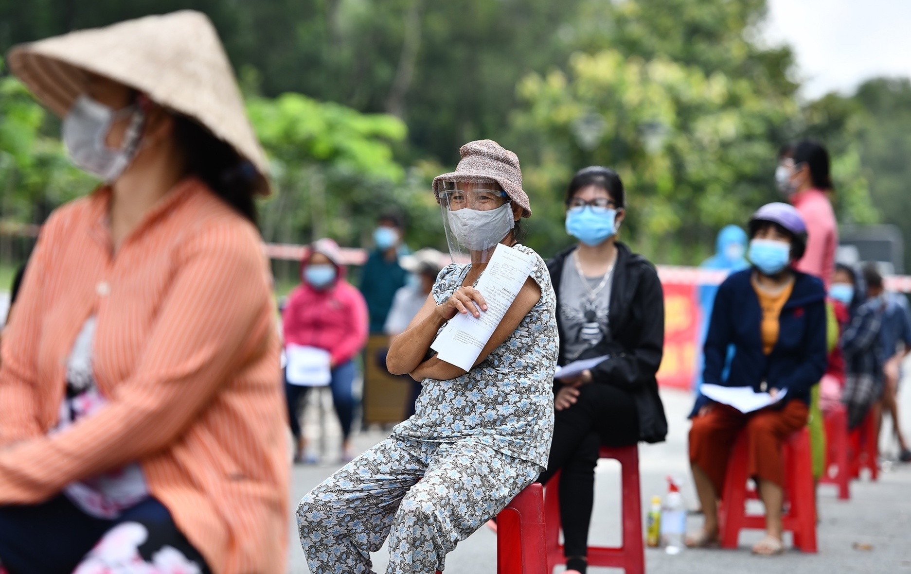 Nguoi dan Binh Duong xep hang cho tiem vaccine Sinopharm hinh anh