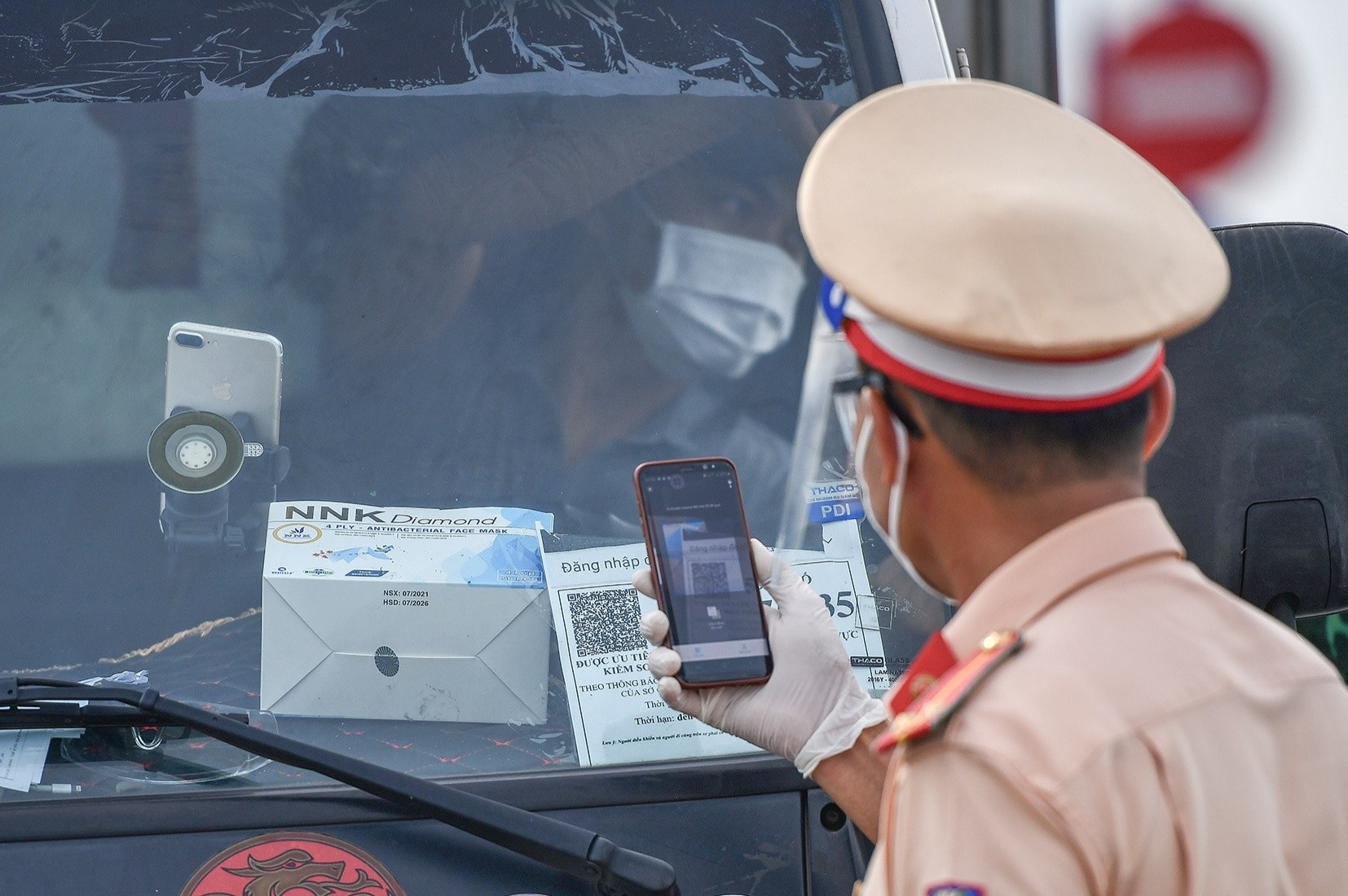TP Thu Dau Mot trong ngay dau kiem soat 'the thong hanh vaccine' hinh anh