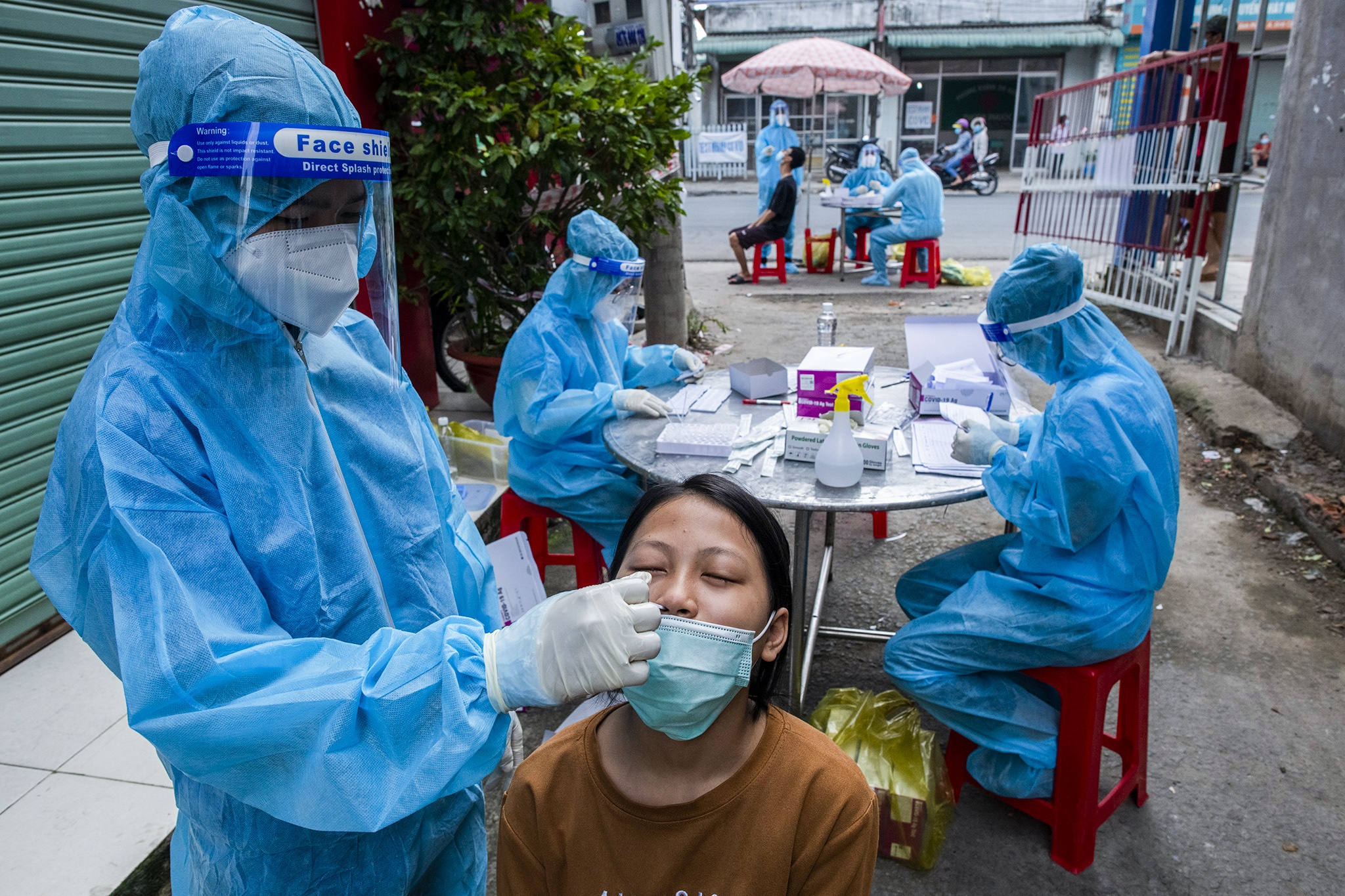Chien dich quy mo chua tung co de boc tach F0 o vung do Binh Duong hinh anh