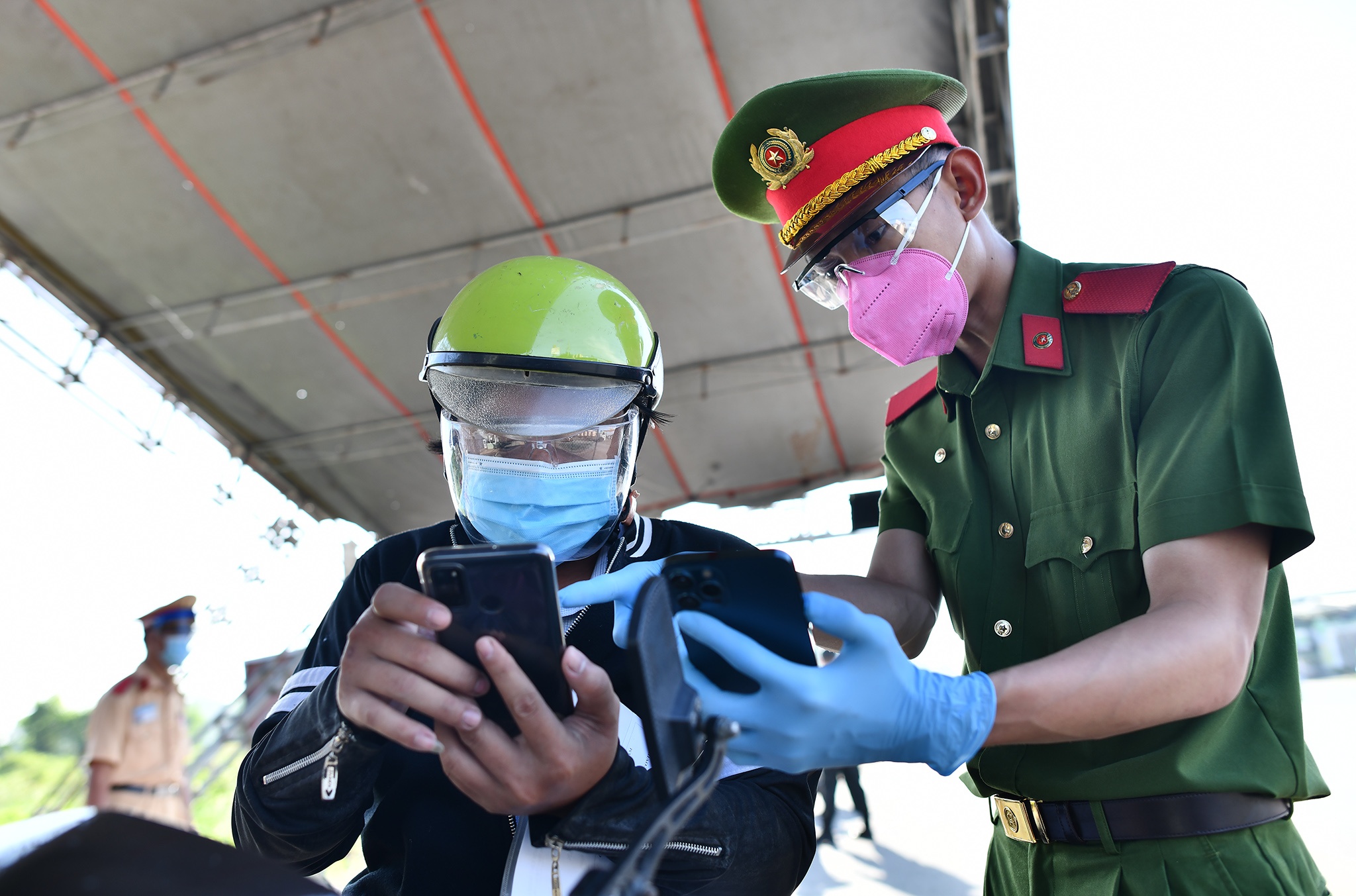Ngay dau Binh Duong kiem soat nguoi di duong qua ma QR hinh anh
