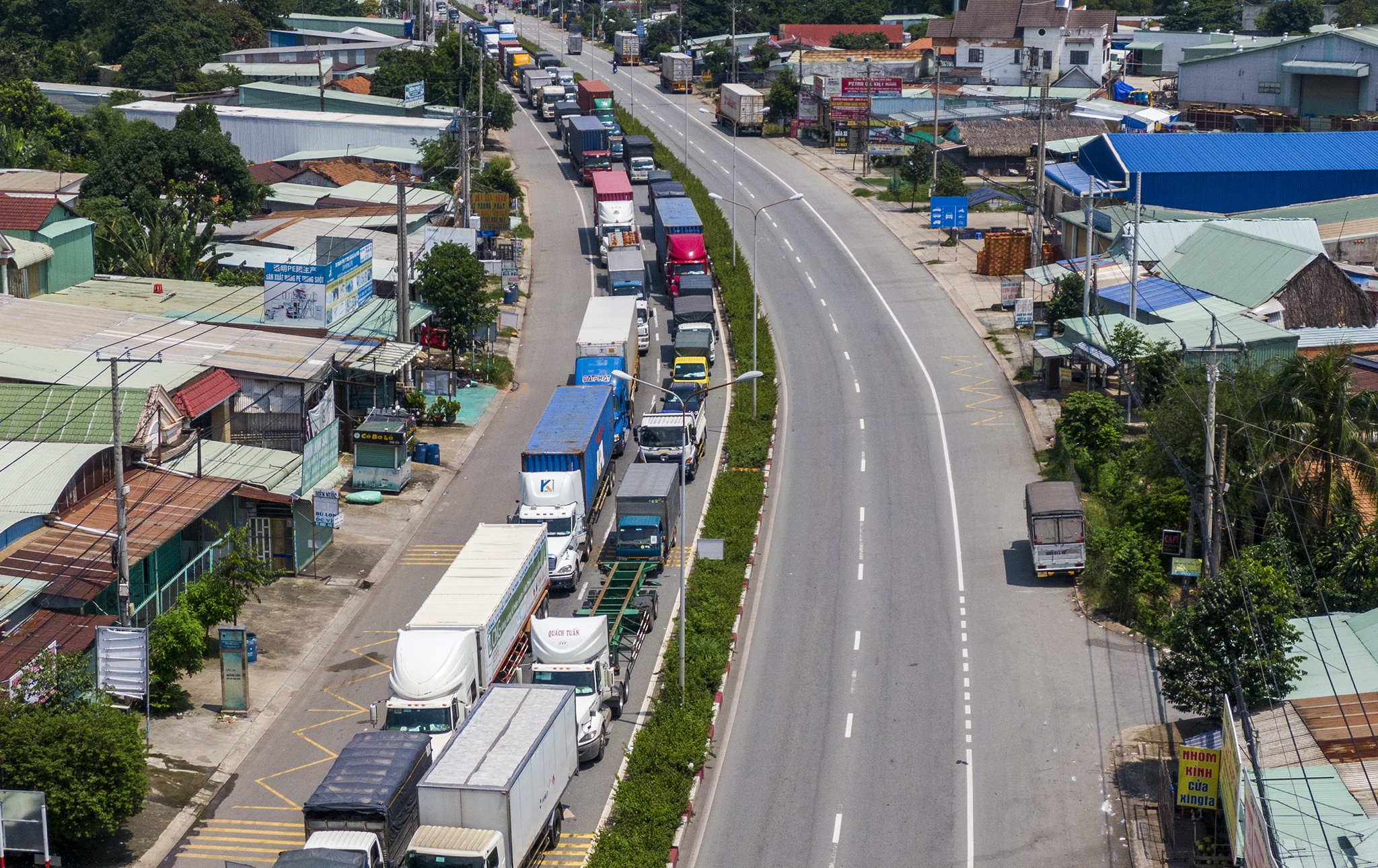 Canh un u xe container o Binh Duong hinh anh