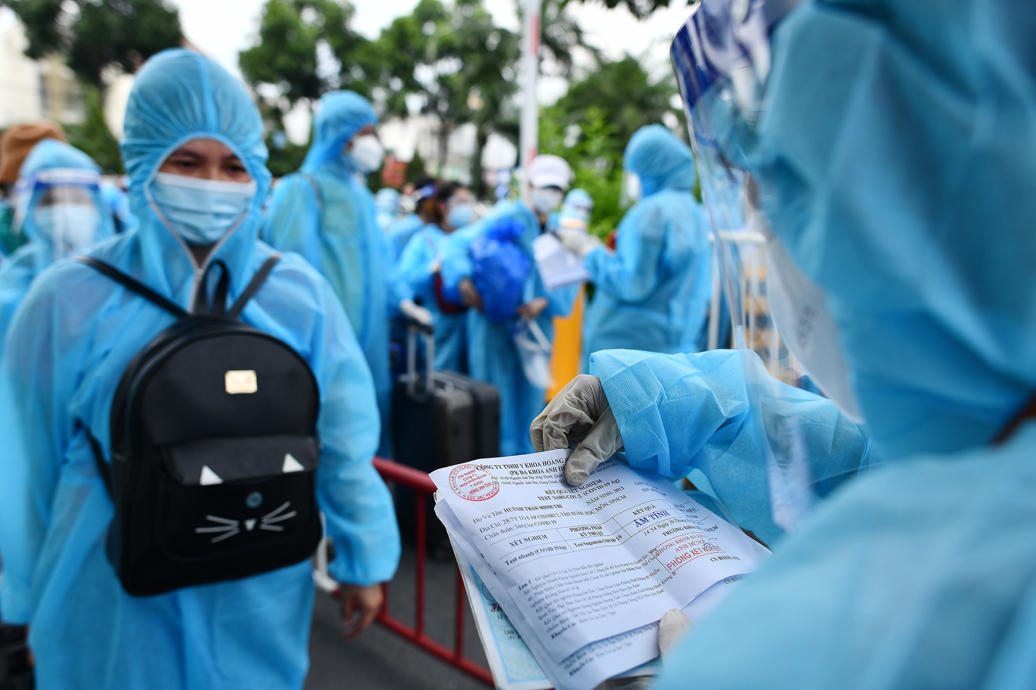 dich Covid-19 bung phat o mien tay anh 1