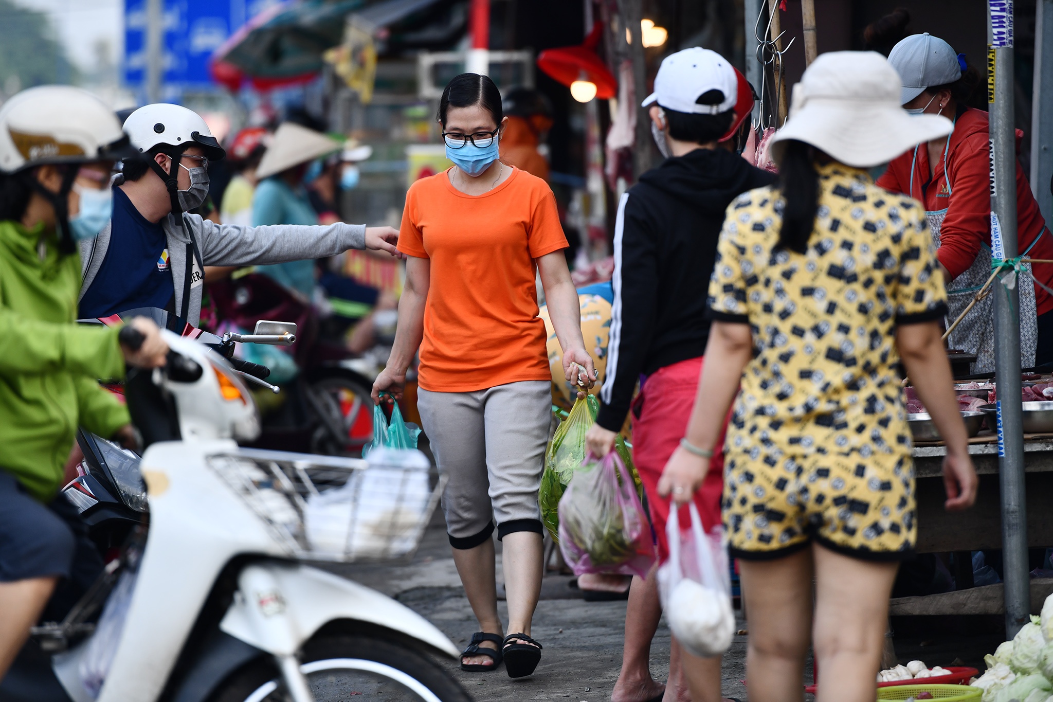 Hang tram nguoi dan Binh Duong tu tap buon ban o 'cho tu phat' hinh anh