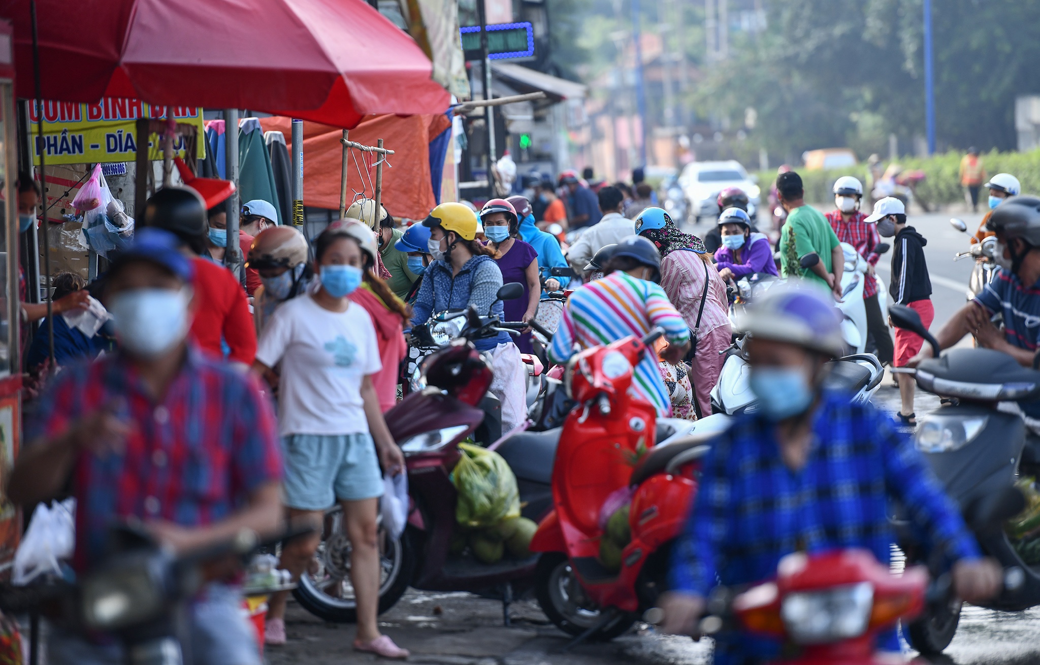 Nguoi dan Binh Duong tu tap buon ban anh 1