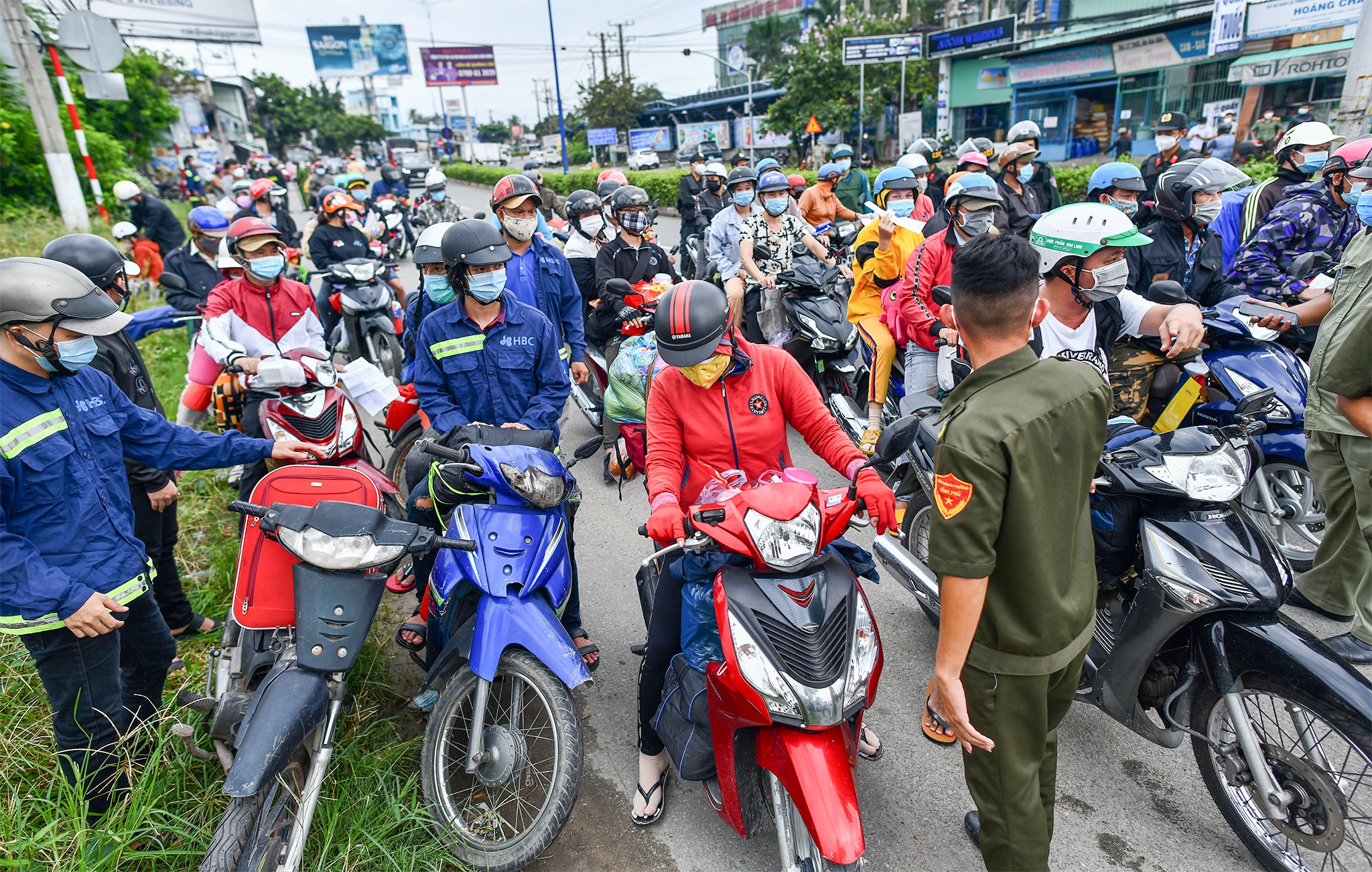 Nhieu chot kiem soat o Binh Duong un u ngay dau binh thuong moi hinh anh