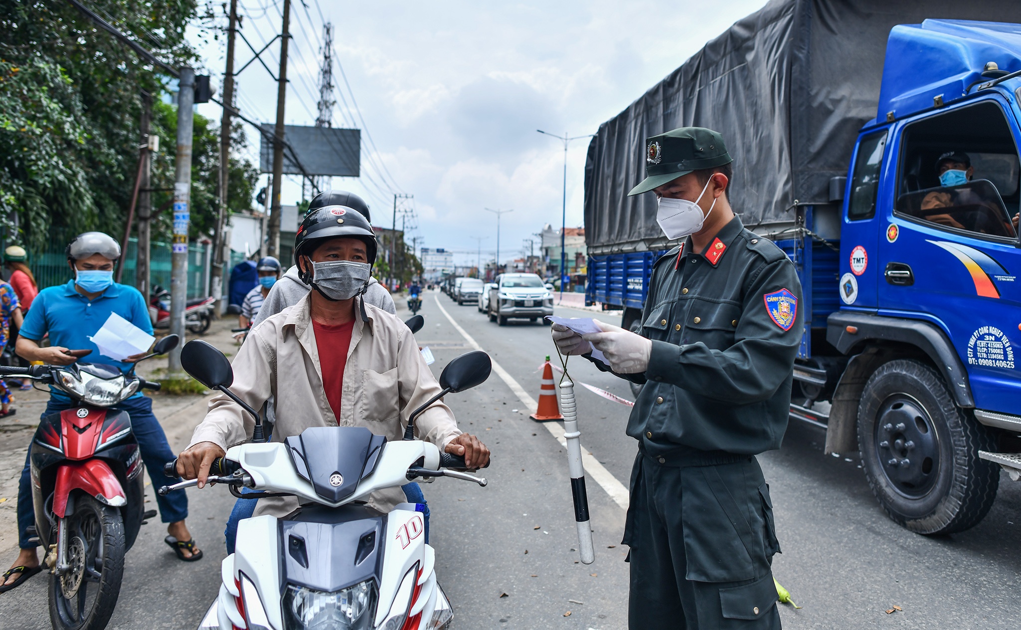 Chot phuong an di lai giua TP.HCM va 4 tinh lan can anh 1